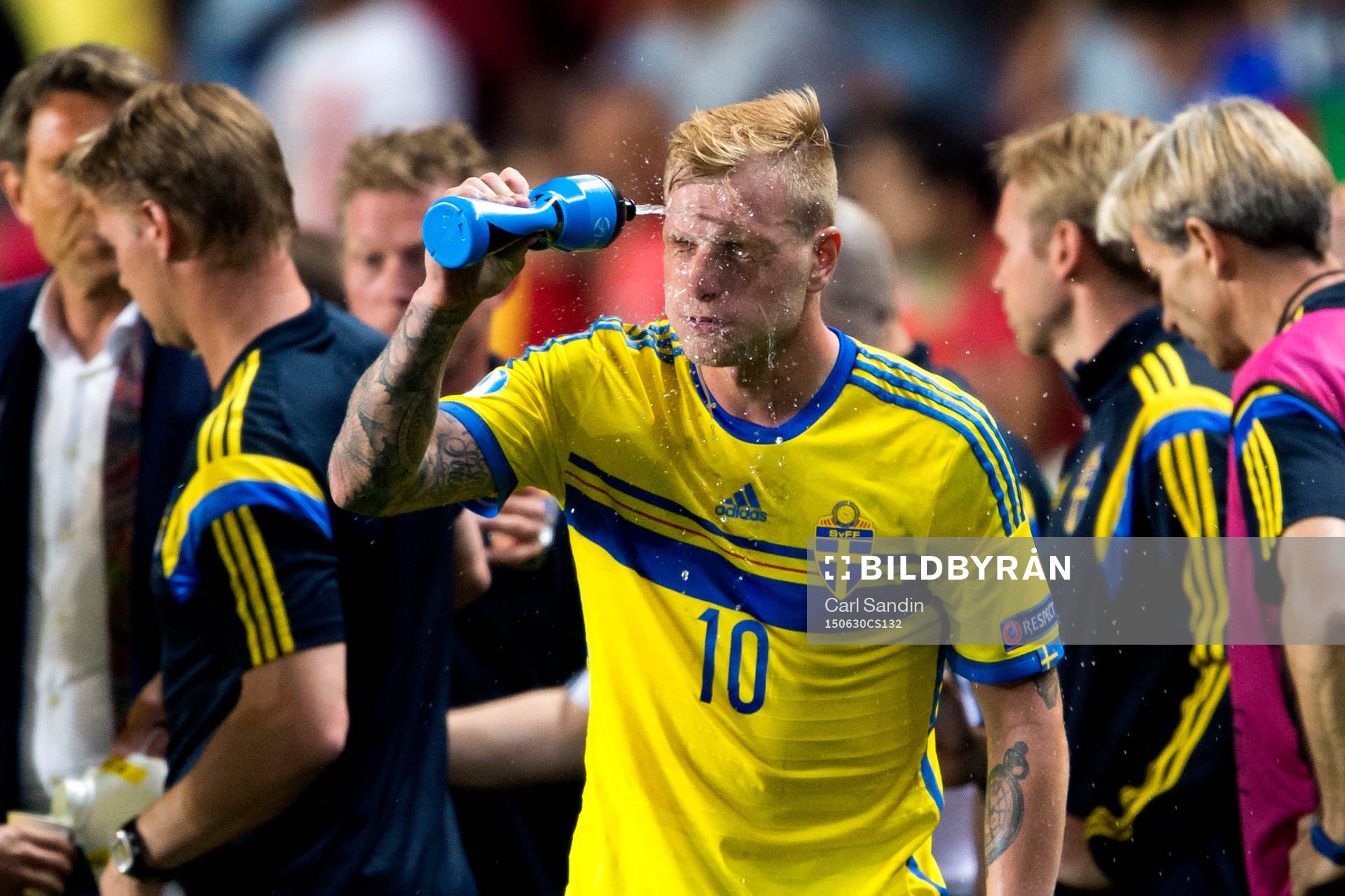 Sveriges John Guidetti sprutar vatten i ansiktet