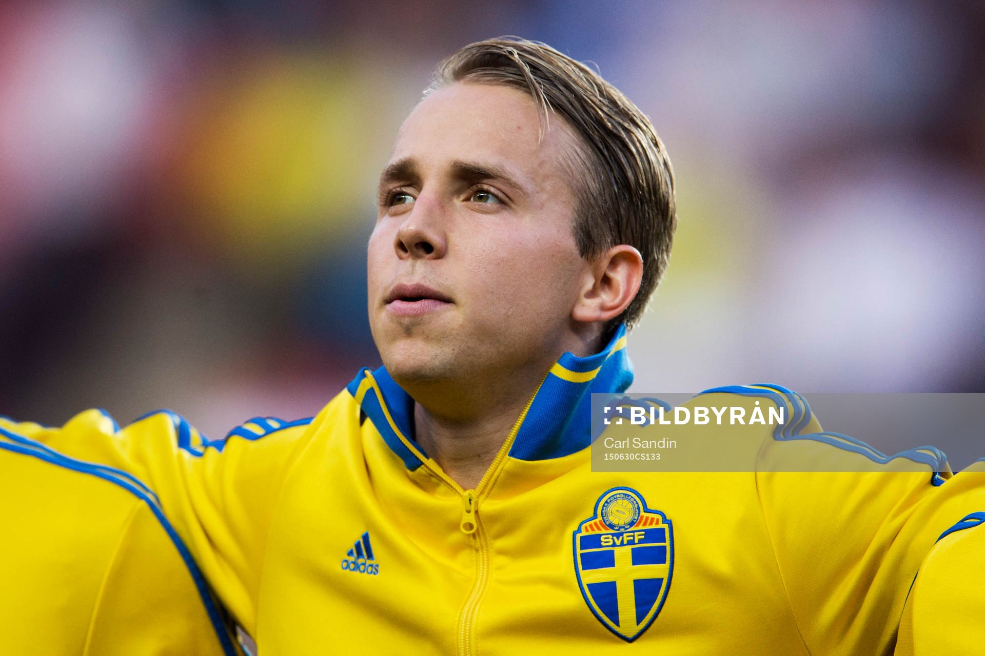 Sveriges målvakt Patrik Carlgren sjunger nationalsången