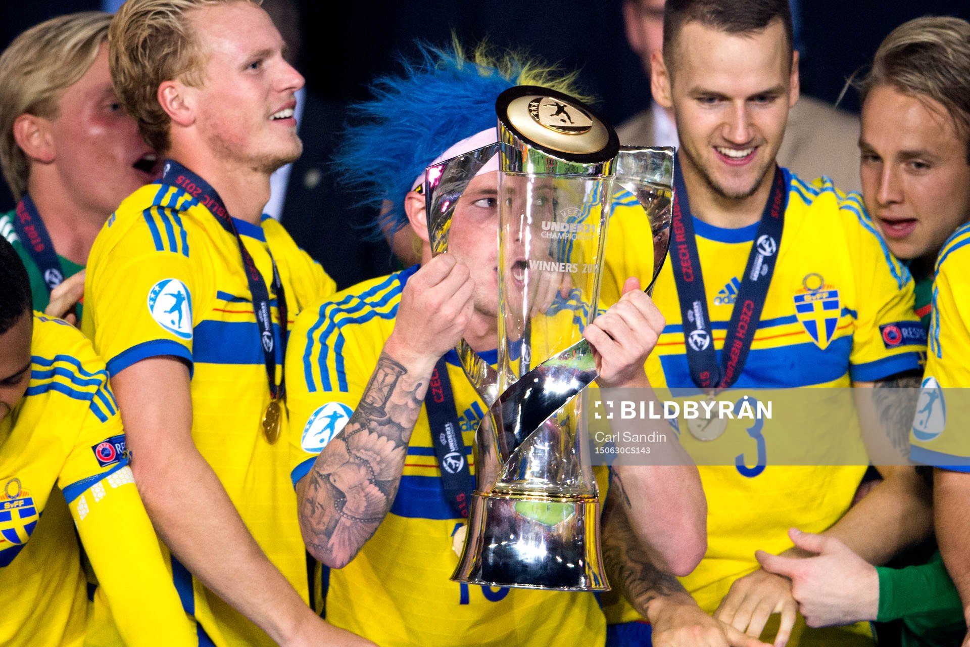 Sveriges John Guidetti gör sig redo att höja pokalen
