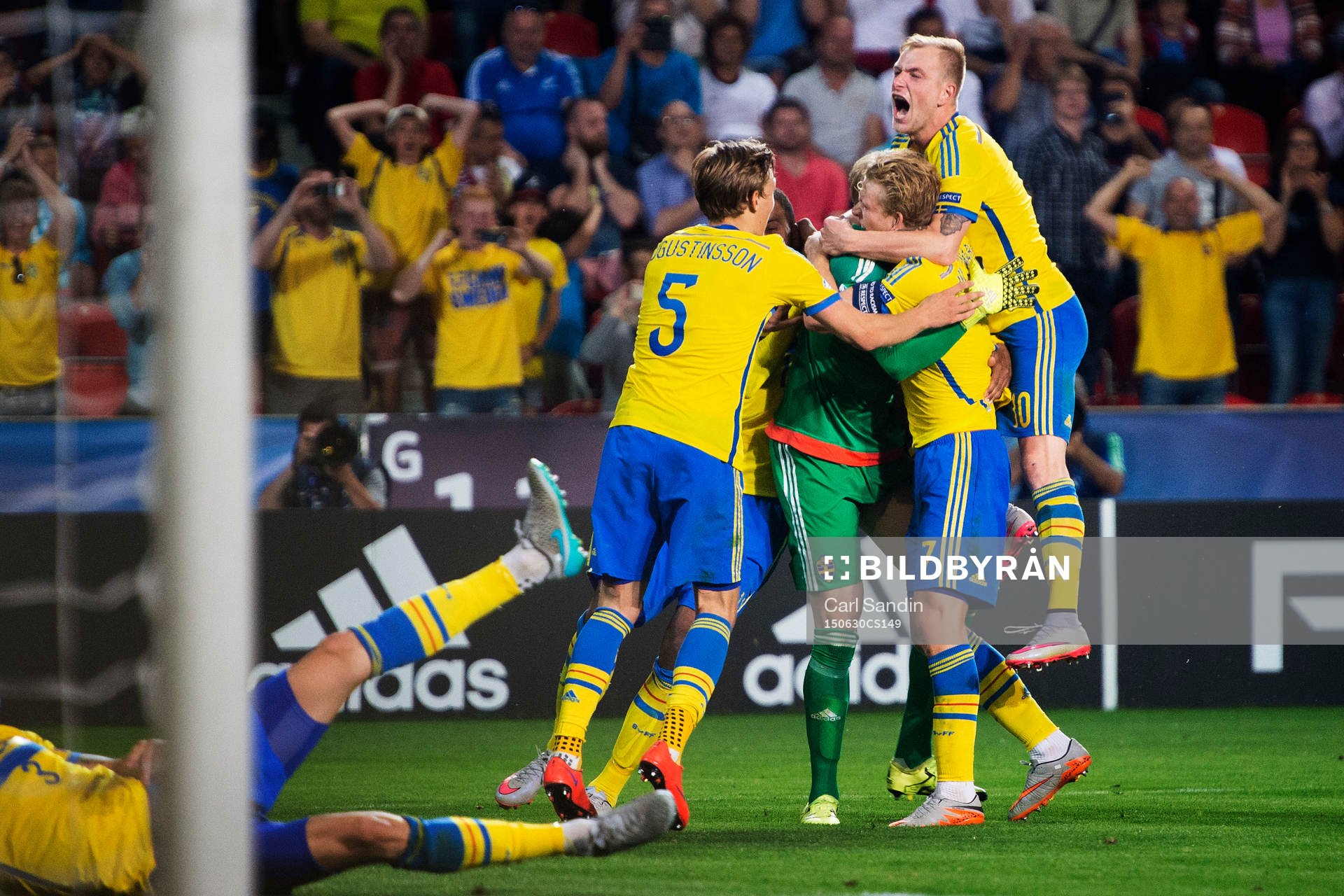 Sveriges John Guidetti firar med sina lagkamrater efter fotbollsmatchen i U21-EM mellan Sverige och Portugal den 30 juni 2015 i Prag.