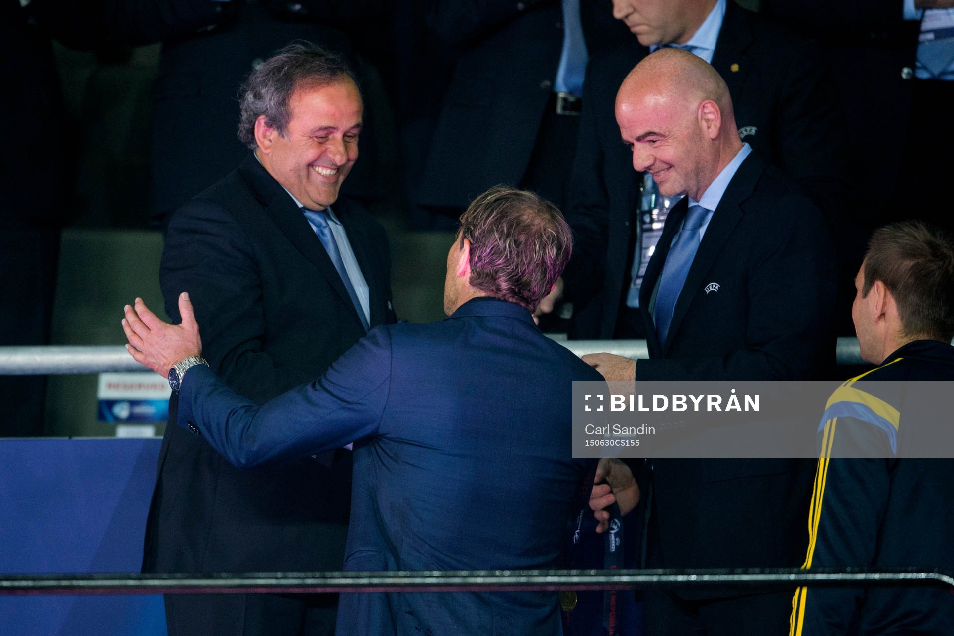 Michel Platini, president UEAF, delar ut guldmedalj till