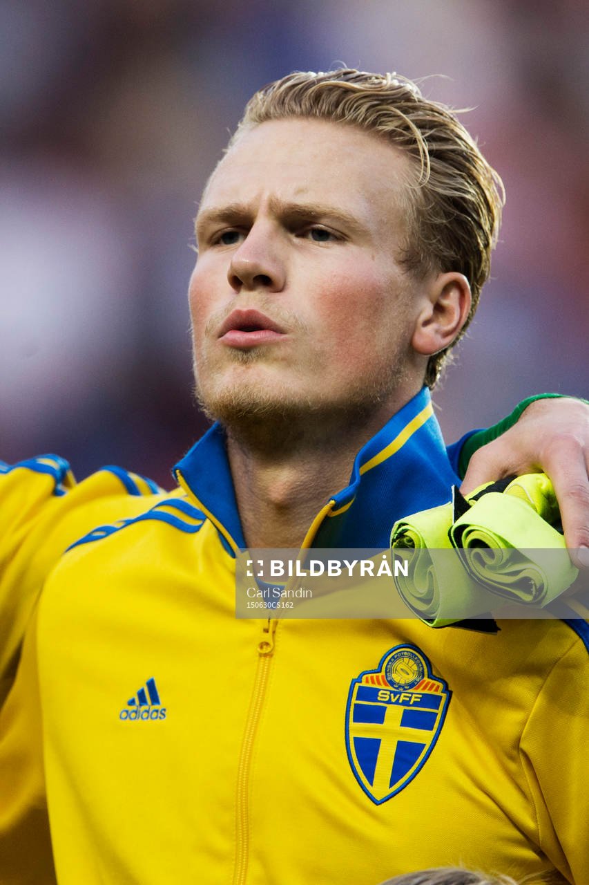 Sveriges Oscar Hiljemark vid lineup innan fotbollsmatchen i