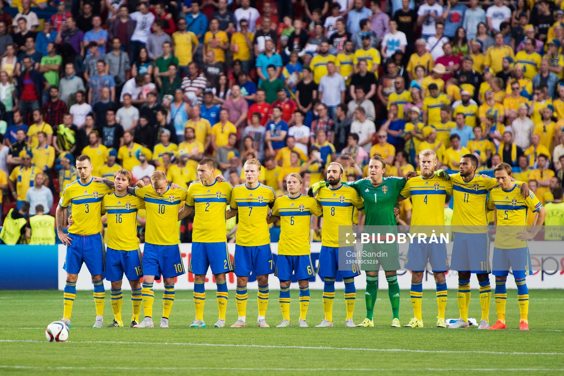 De svenska spelarna delater i en tyst minut innan