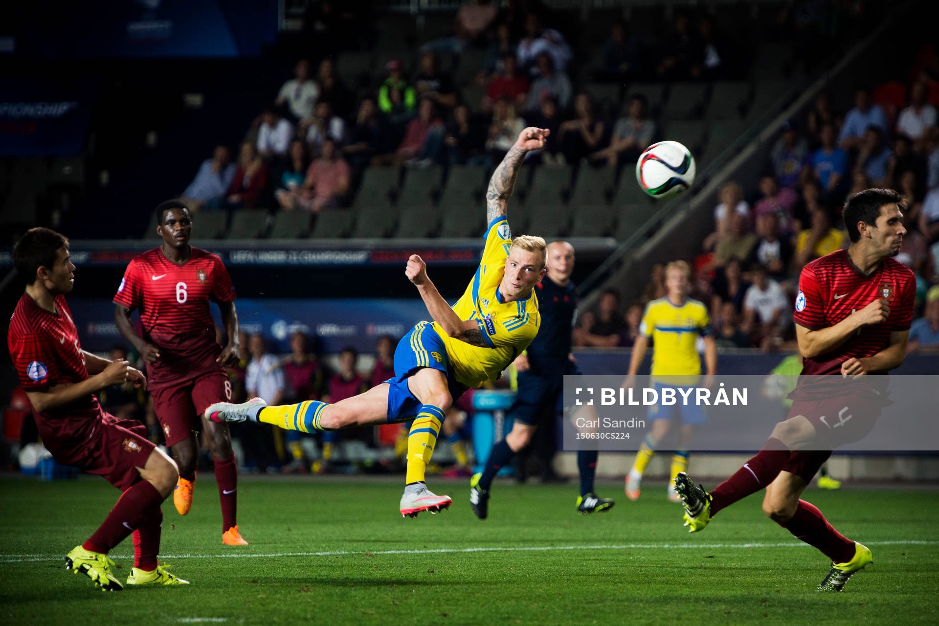 Sveriges John Guidetti skjuter mot mål