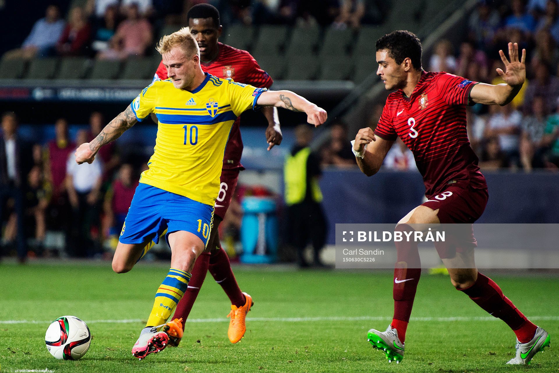 Sveriges John Guidetti oroar framför +Portugals Tiago Ilori
