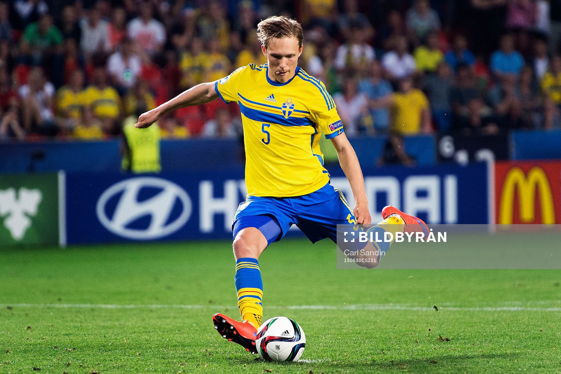 Sveriges Ludwig Augustinsson skjuter straff