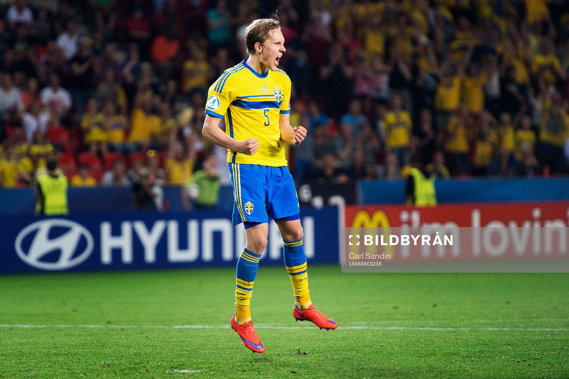 Sveriges Ludwig Augustinsson jublar