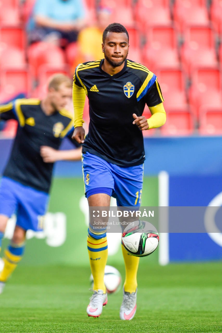 Sveriges Isaac Kiese Thelin värmer upp före