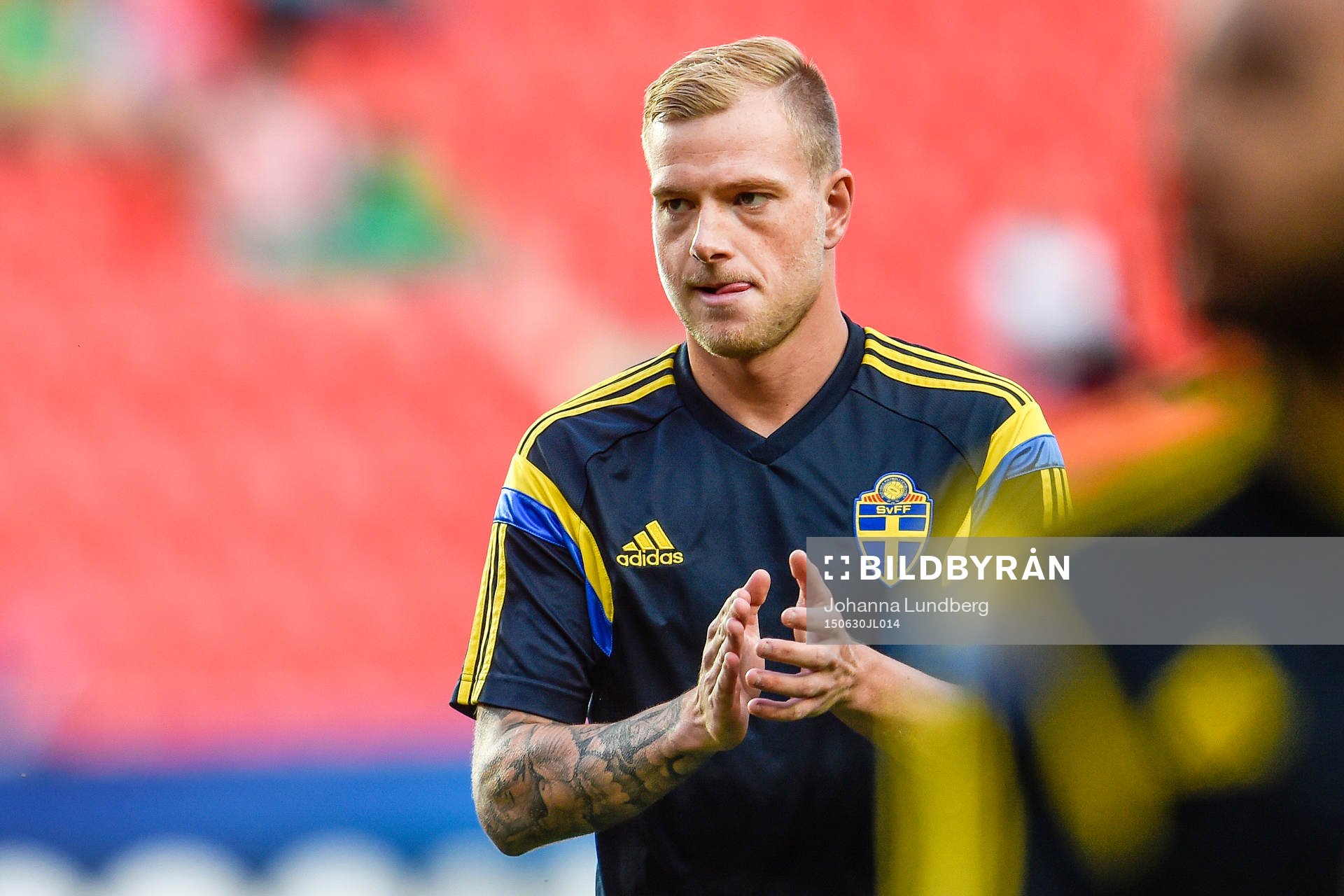 Sveriges John Guidetti applåderar mot de svenska