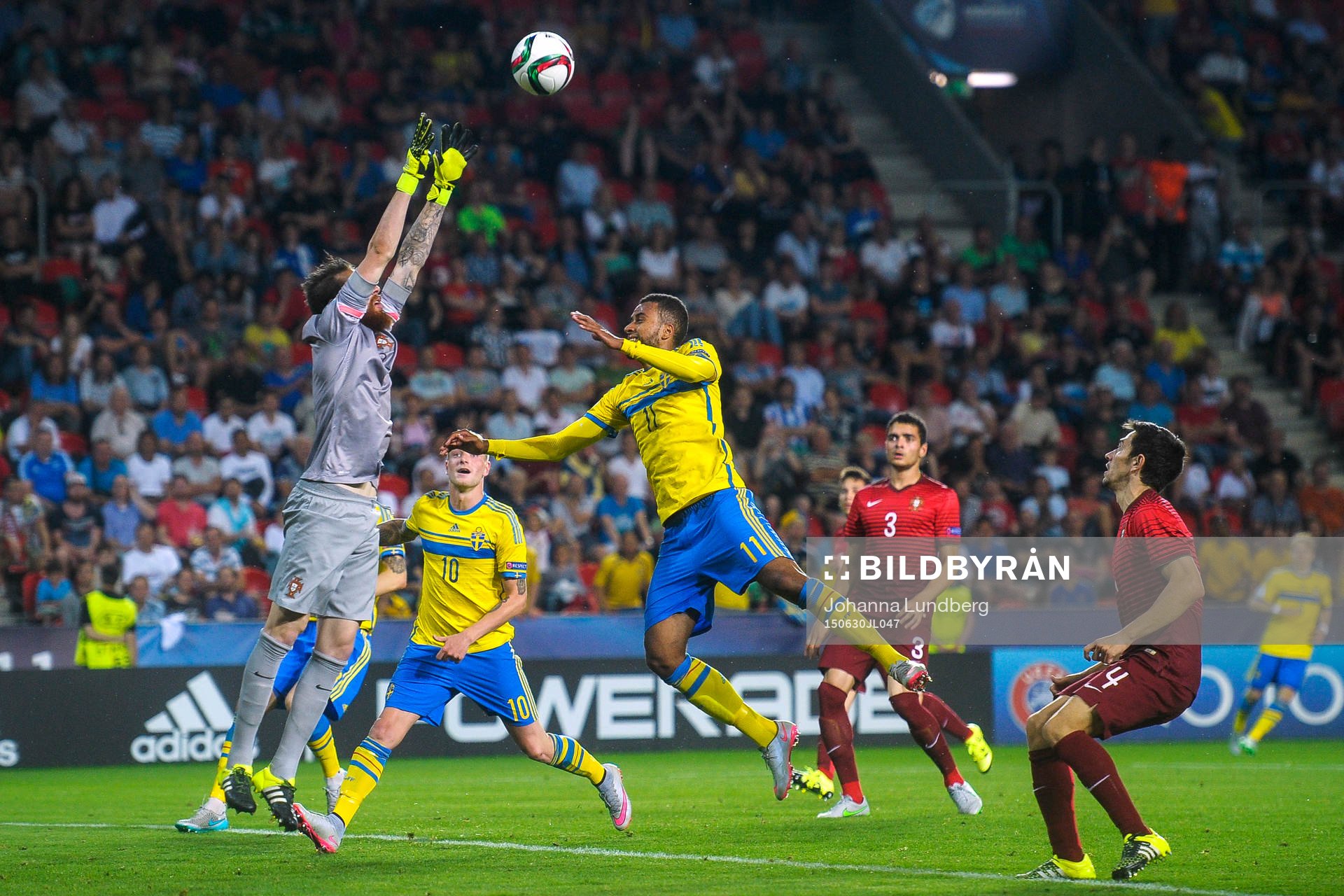 Sveriges Isaac Kiese Thelin utmanar Portugals målvakt