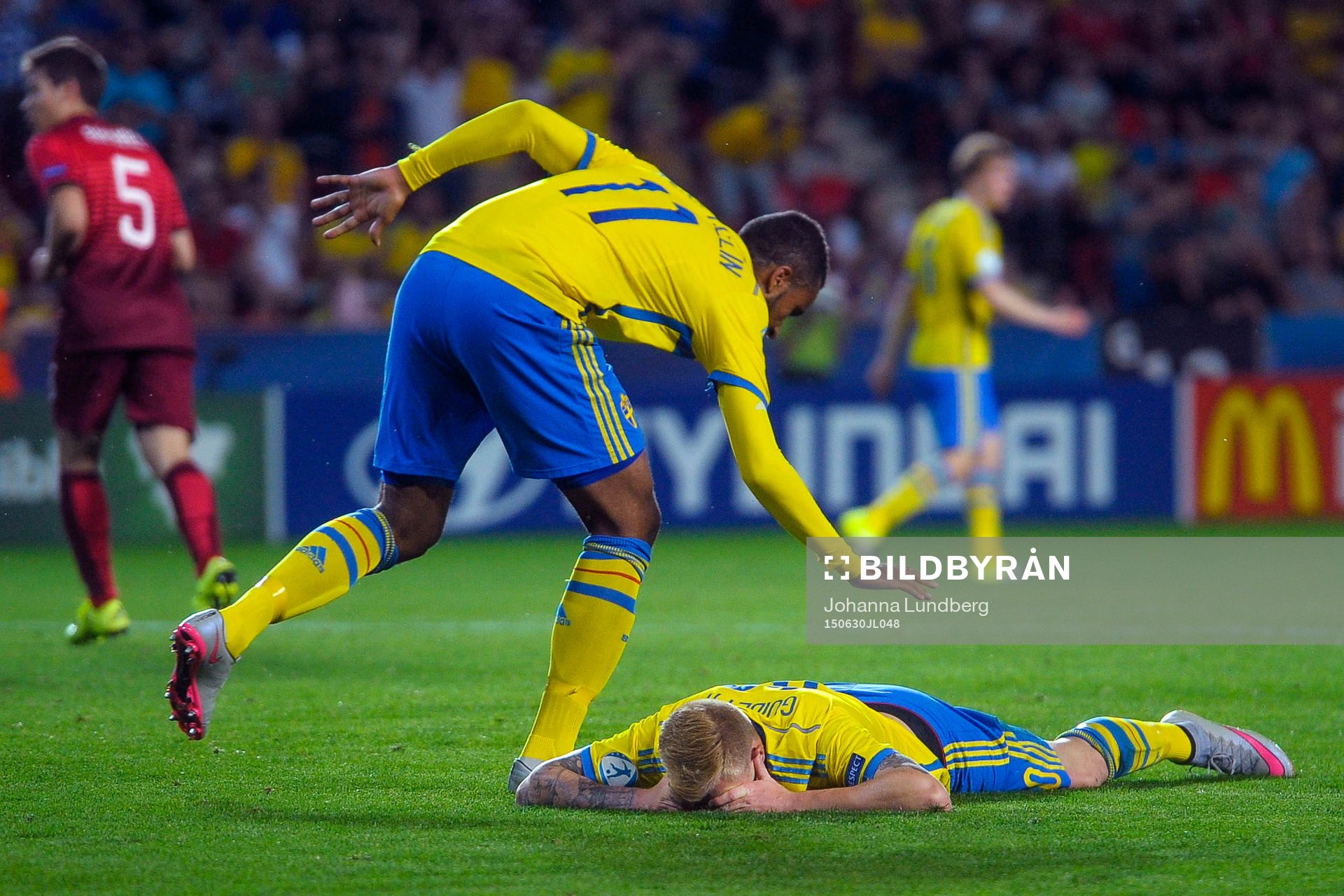 Sveriges Isaac Kiese Thelin tröstar John Guidetti