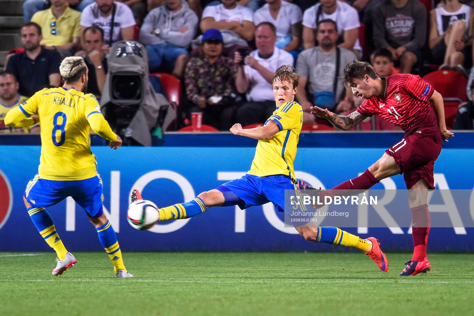Sveriges Ludwig Augustinsson blockerar skott från