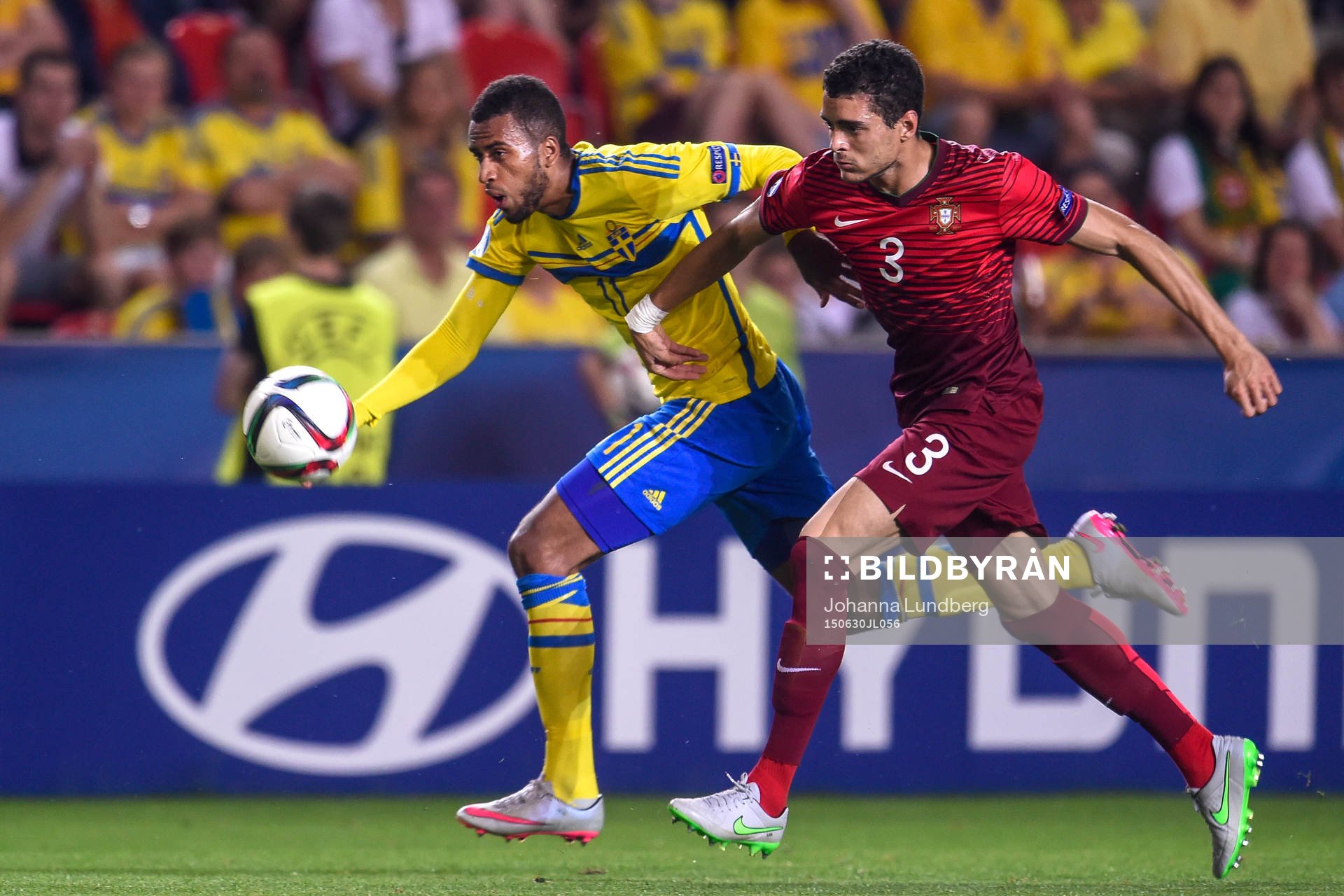 Sveriges Isaac Kiese Thelin och Portugals Tiago Ilori i en