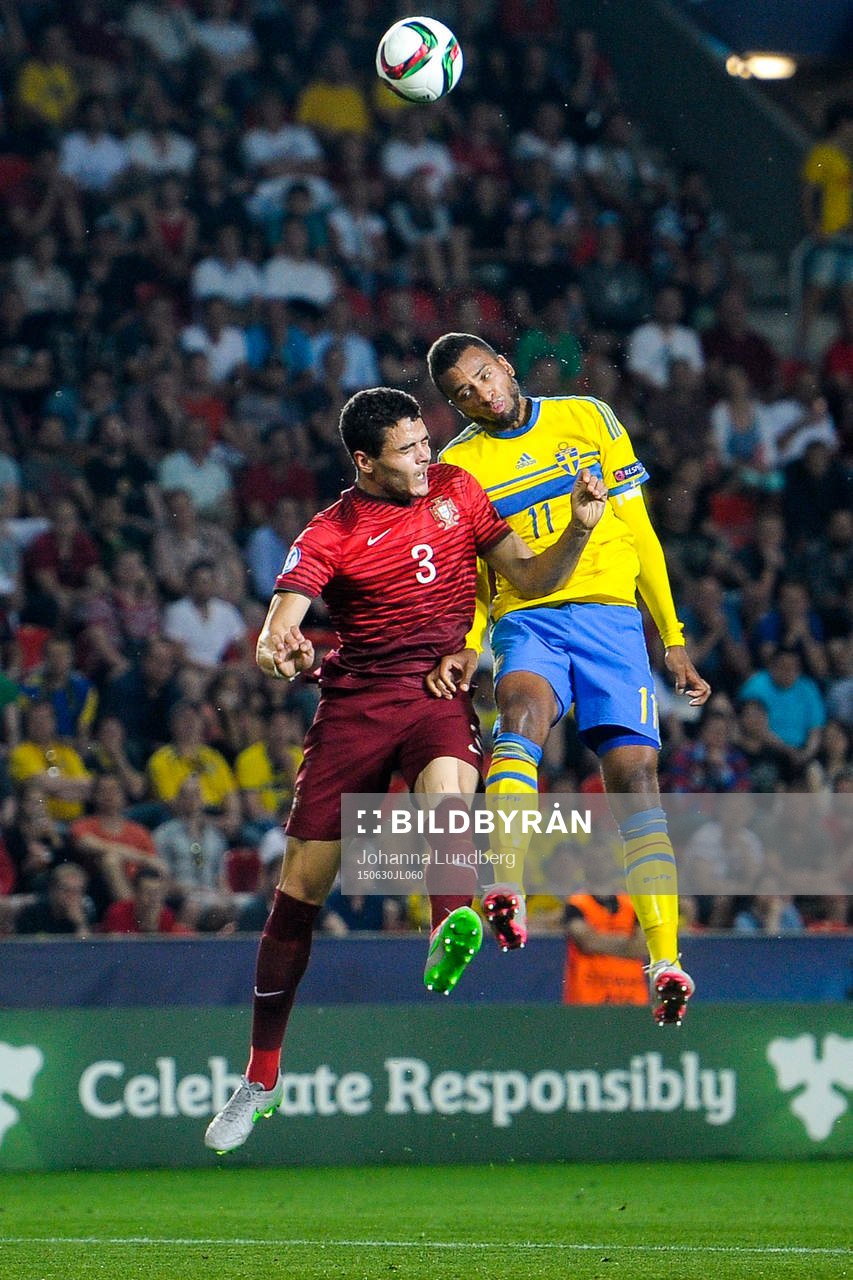 Portugals Tiago Ilori och Sveriges Isaac Kiese Thelin i en