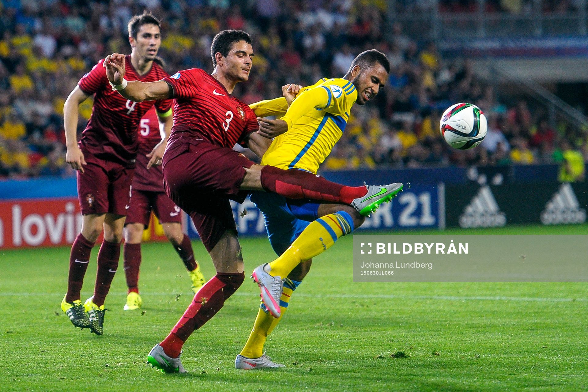 Portugals Tiago Ilori och Sveriges Isaac Kiese Thelin