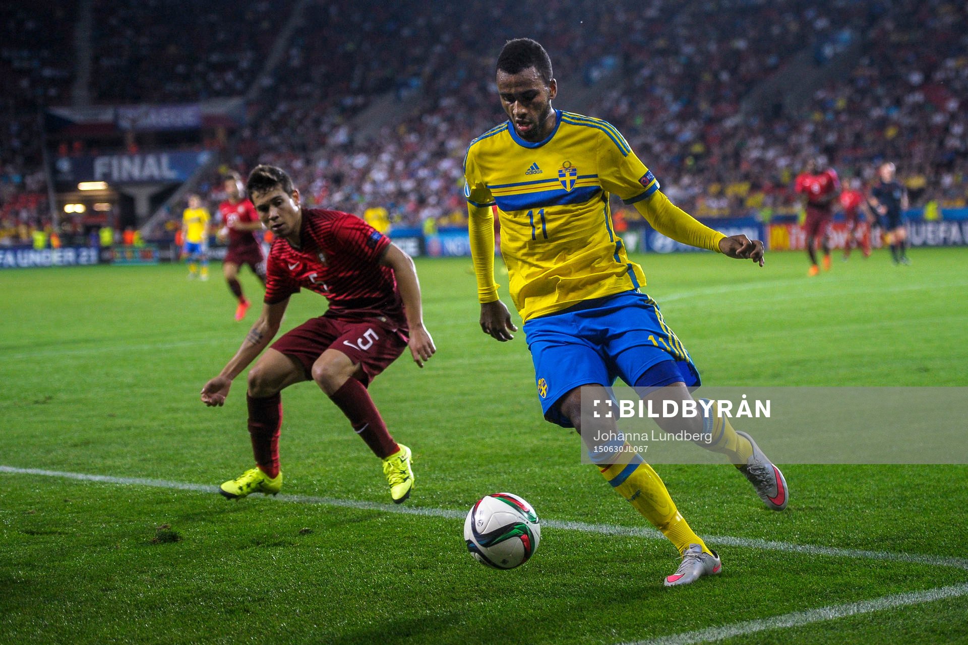 Portugals Raphael Guerreiro och Sveriges Isaac Kiese Thelin