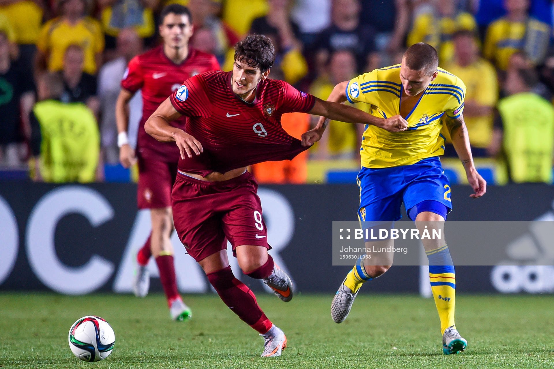 Portugals Goncalo Paciencia och Sveriges Victor Nilsson