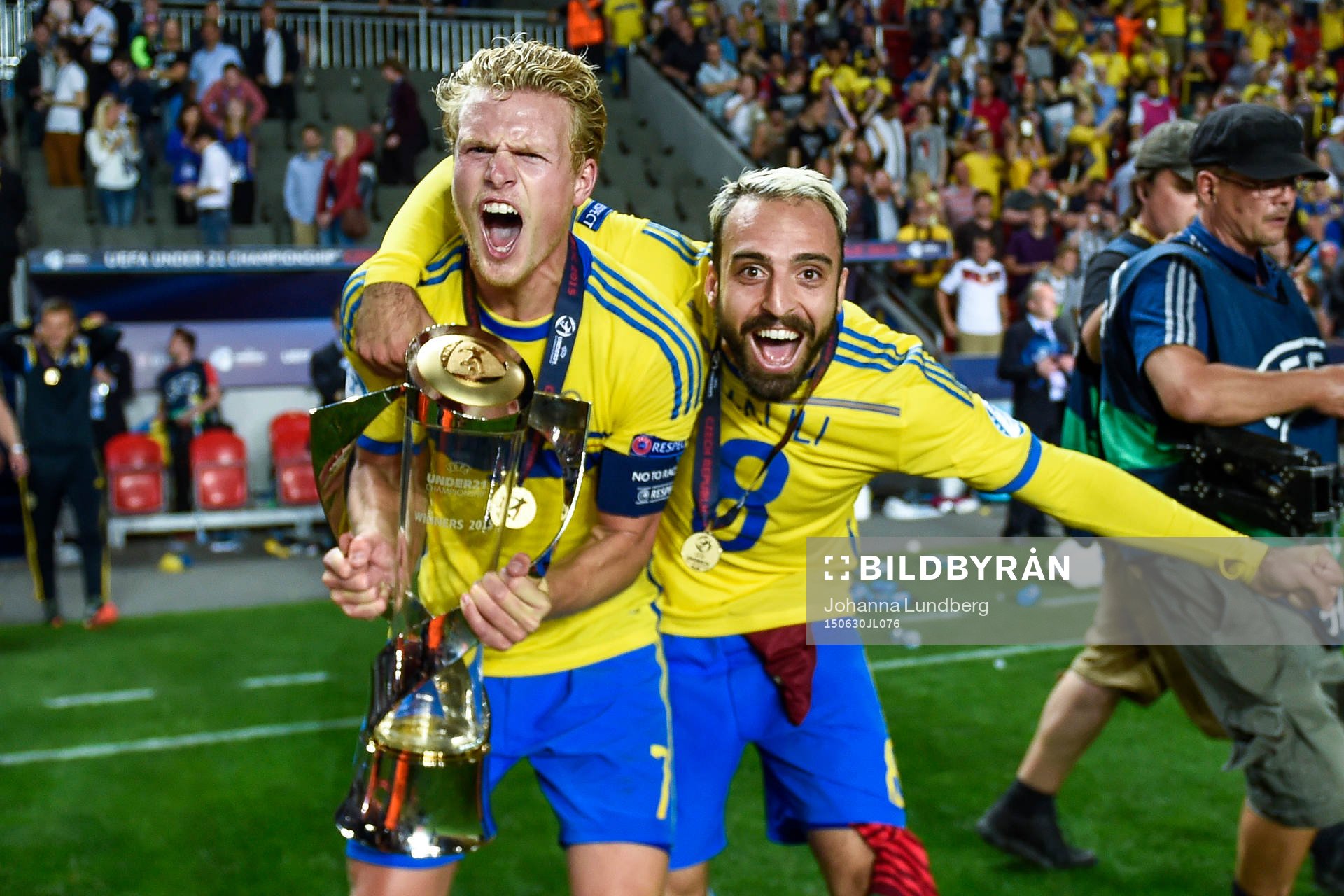 Sveriges Oscar Hiljemark och Abdullah Khalili firar med pokalen efter fotbollsmatchen i U21-EM mellan Sverige och Portugal den 30 juni 2015 i Prag.