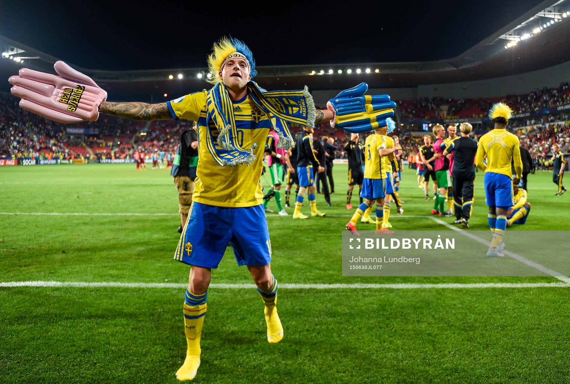 Sveriges John Guidetti firar med publiken efter fotbollsmatchen i U21-EM mellan Sverige och Portugal den 30 juni 2015 i Prag.