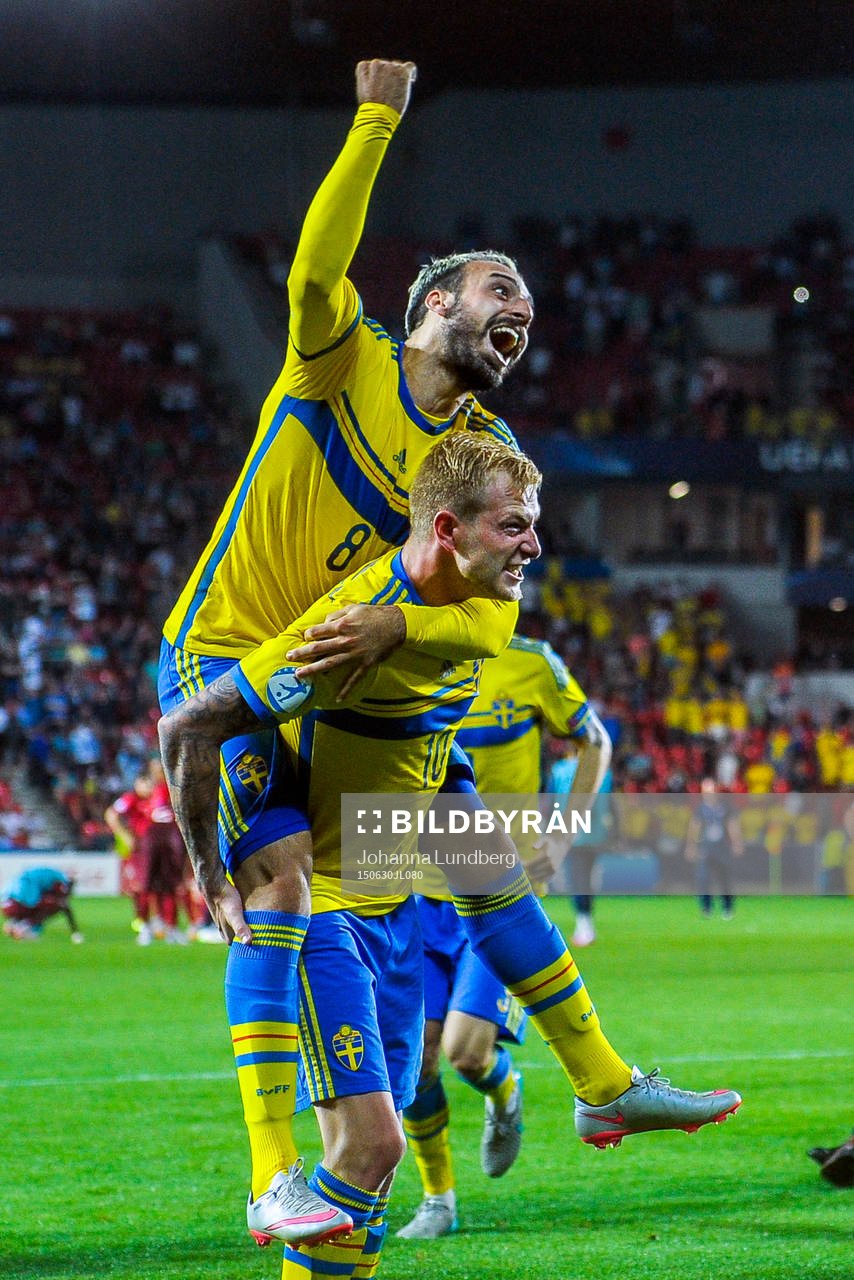 Sveriges Abdullah Khalili och John Guidetti firar efter fotbollsmatchen i U21-EM mellan Sverige och Portugal den 30 juni 2015 i Prag.