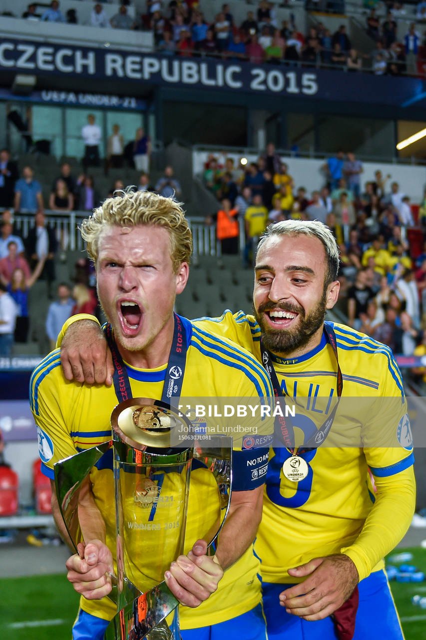 Sveriges Oscar Hiljemark och Abdullah Khalili firar