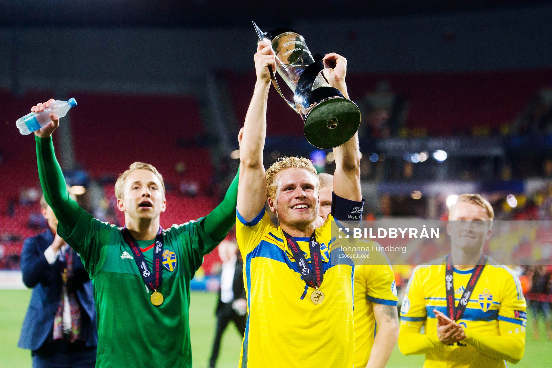 Sveriges målvakt Patrik Carlgren och Oscar Hiljemark