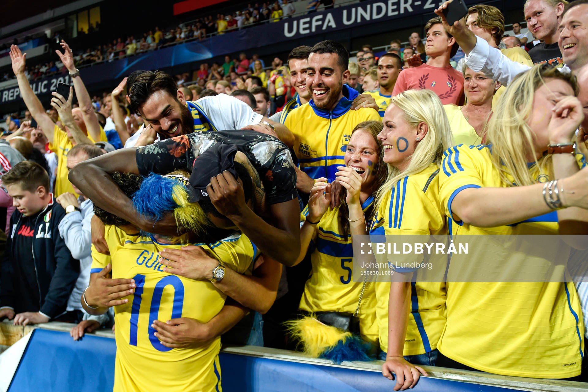 Svenska supportrar firar med John Guidetti