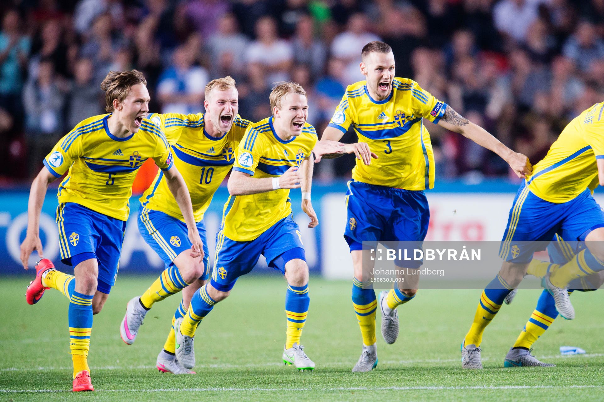 Sveriges Ludwig Augustinsson, John Guidetti, Oscar Lewicki och Alexander Milosevic jublar när målvakt Patrik Carlgren (ej i bild) räddar den sista straffen under fotbollsmatchen i U21-EM mellan Sverige och Portugal den 30 juni 2015 i Prag.