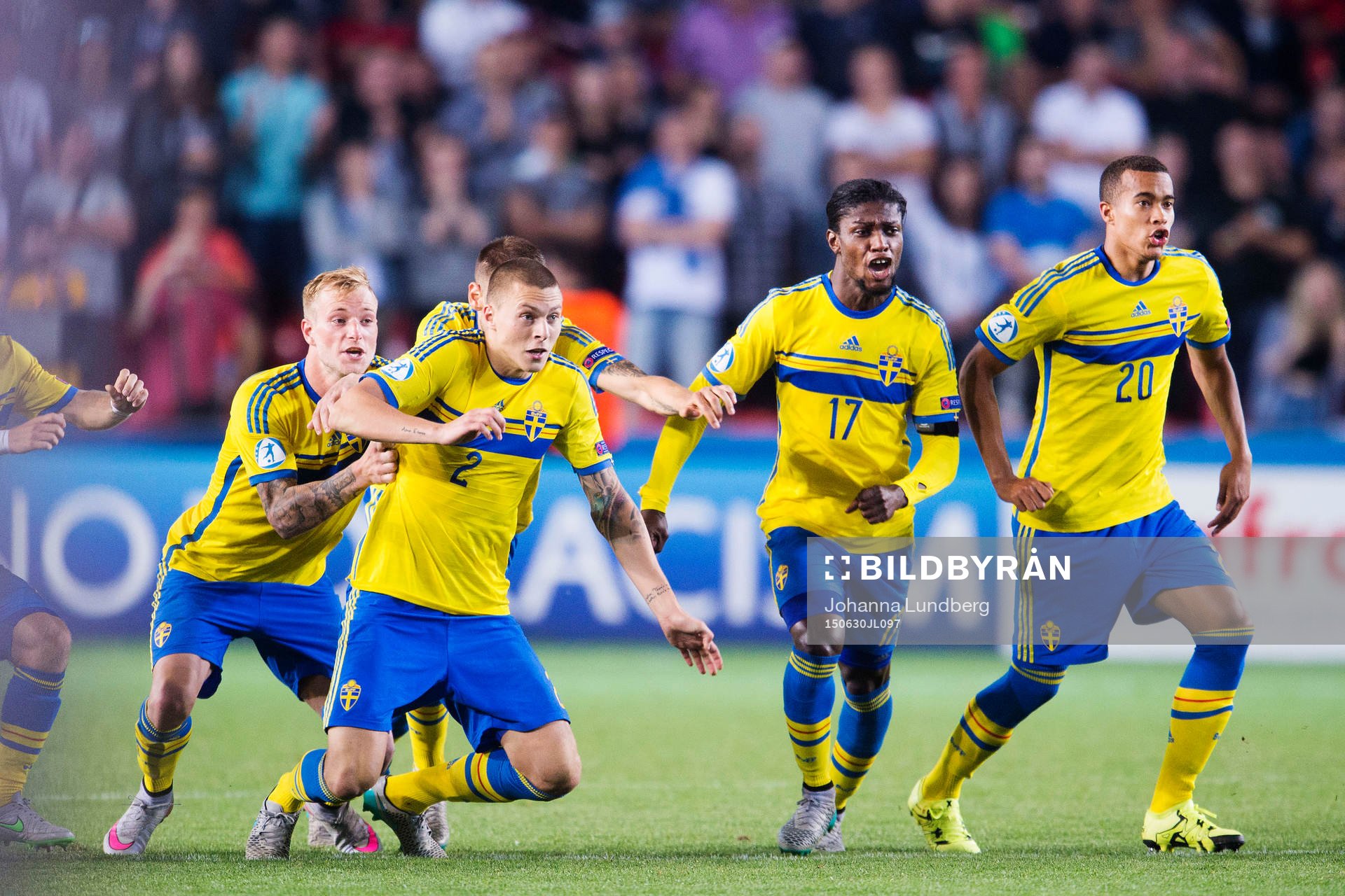 Sveriges John Guidetti, Victor Nilsson Lindelöf, Joseph Baffo och Robin Quaison i samma ögonblick som målvakt Patrik Carlgren (ej i bild) räddar den avgörande straffen under fotbollsmatchen i U21-EM mellan Sverige och Portugal den 30 juni 2015 i Prag.