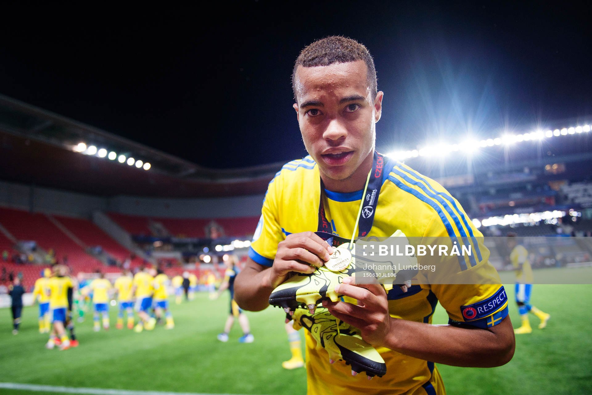 Sveriges Robin Quaison håller sin medalj mot hyllningen till sina vänner som är tryckt på hans sko under fotbollsmatchen i U21-EM mellan Sverige och Portugal den 30 juni 2015 i Prag.