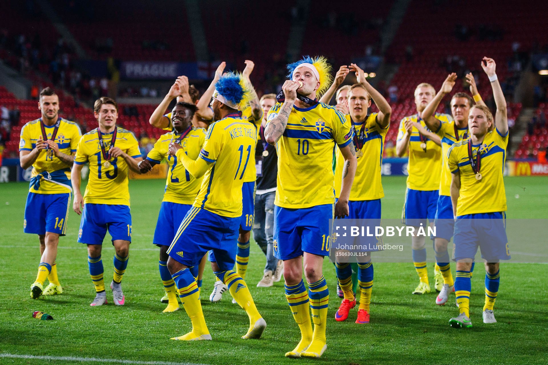 Sveriges John Guidetti kysser sin medalj