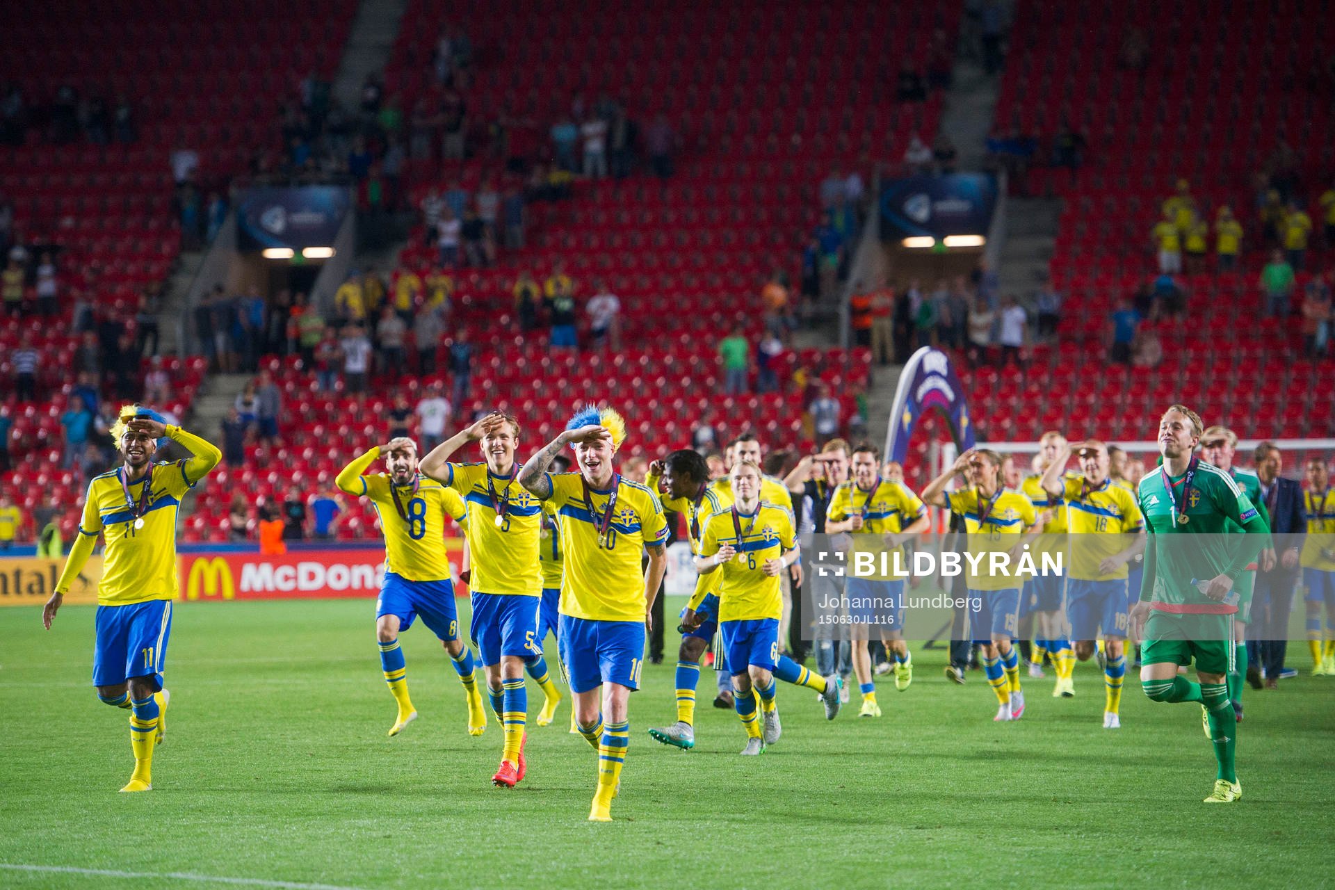Sveriges Isaac Kiese Thelin, Abdullah Khalili, Ludwig Augustinsson, John Guidetti, Oscar Lewicki och målvakt Patrik Carlgren jublar under fotbollsmatchen i U21-EM mellan Sverige och Portugal den 30 juni 2015 i Prag.
