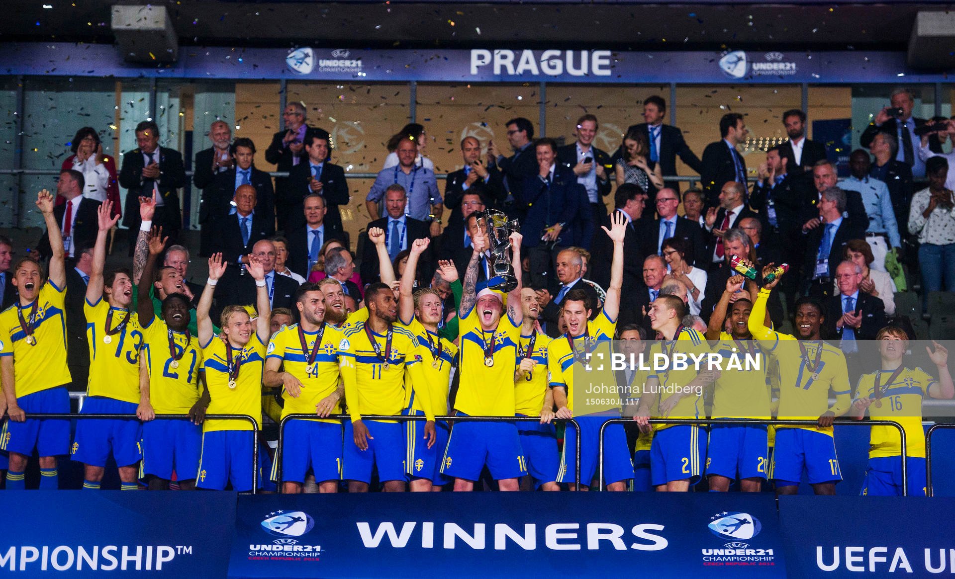 Sveriges Ludwig Augustinsson, Arber Zeneli, Joseph Baffo, målvakt Andreas Linde, målvakt Jakob Rinne, Oscar Lewicki, Mikael Ishak, Filip Helander, Isaac Kiese Thelin, Oscar Hiljemark, John Guidetti, Alexander Milosevic, Branimir Hrgota, Victor Nilsson Lindelöf, Robin Quaison, Joseph Baffo och Simon Tibbling jublar under fotbollsmatchen i U21-EM mellan Sverige och Portugal den 30 juni 2015 i Prag.