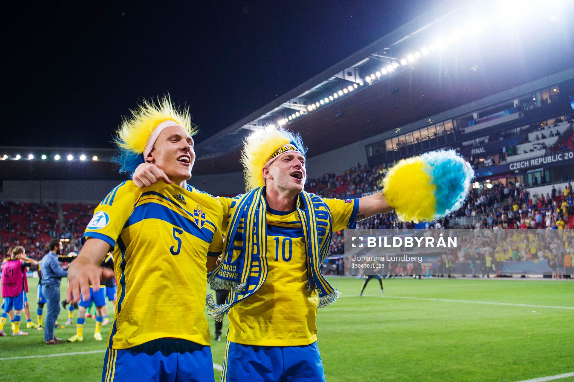 Sveriges Ludwig Augustinsson och John Guidetti jublar
