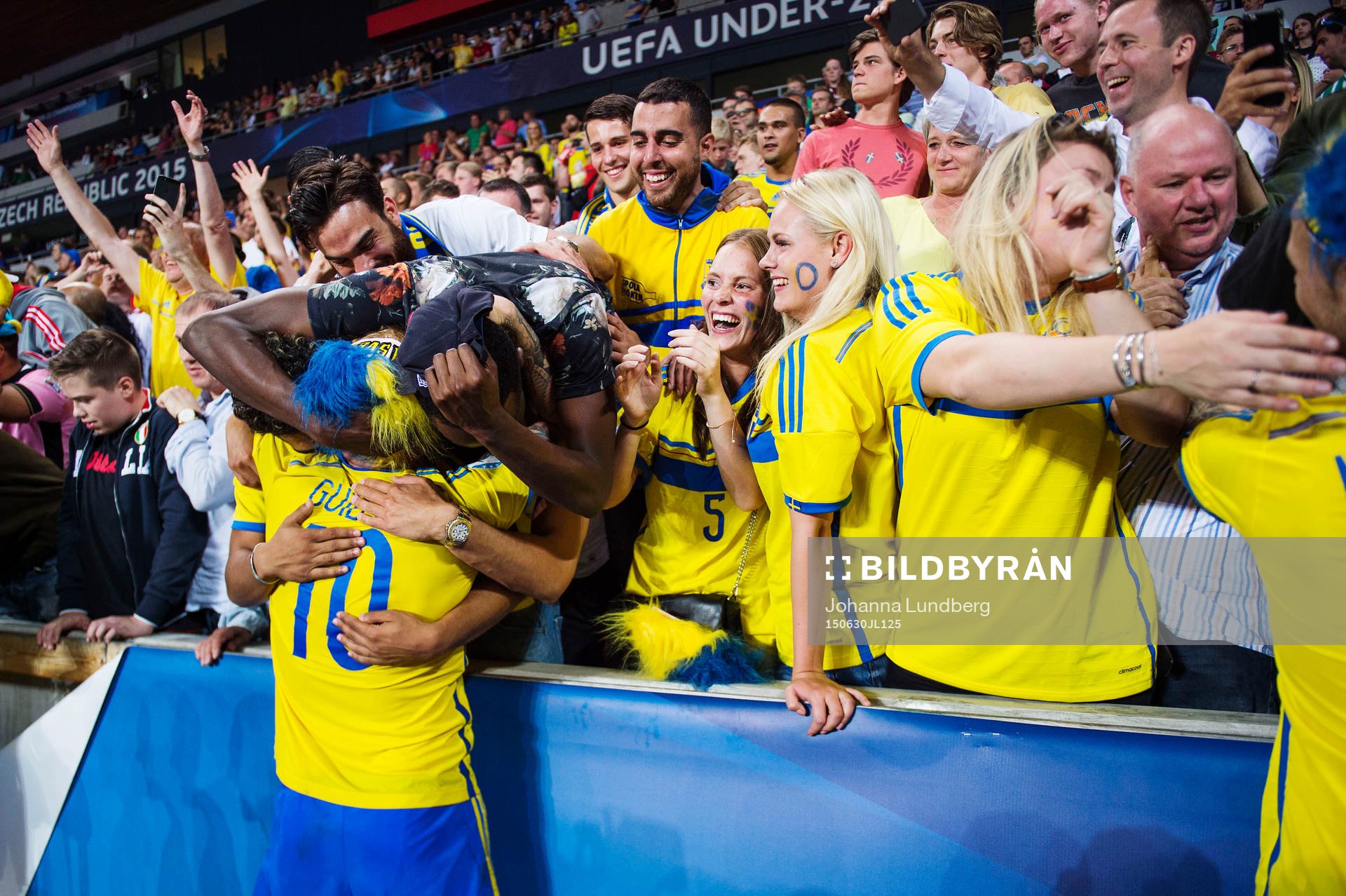 Sveriges John Guidetti kramas om av vänner