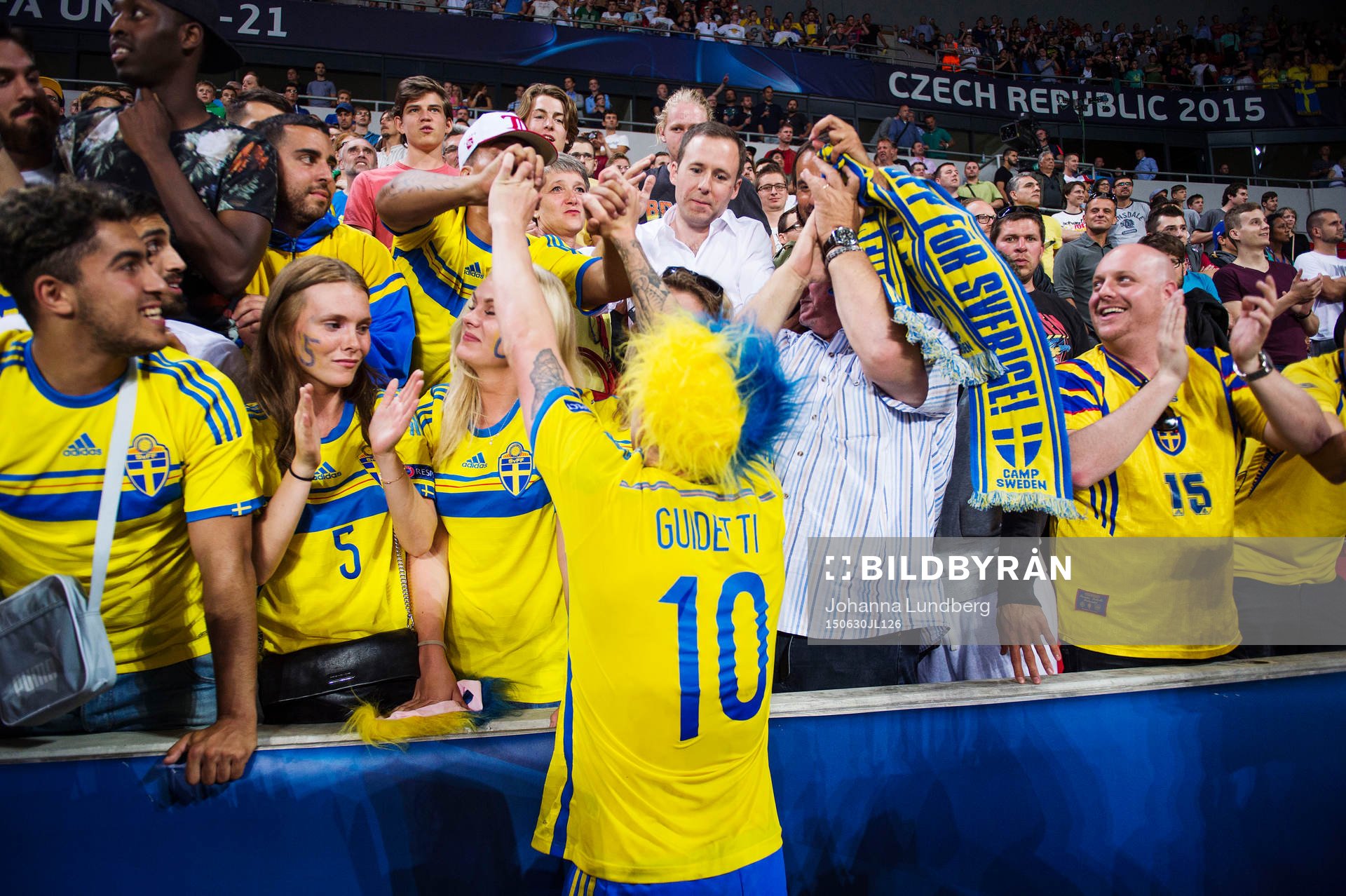 Sveriges John Guidetti kramas om av vänner