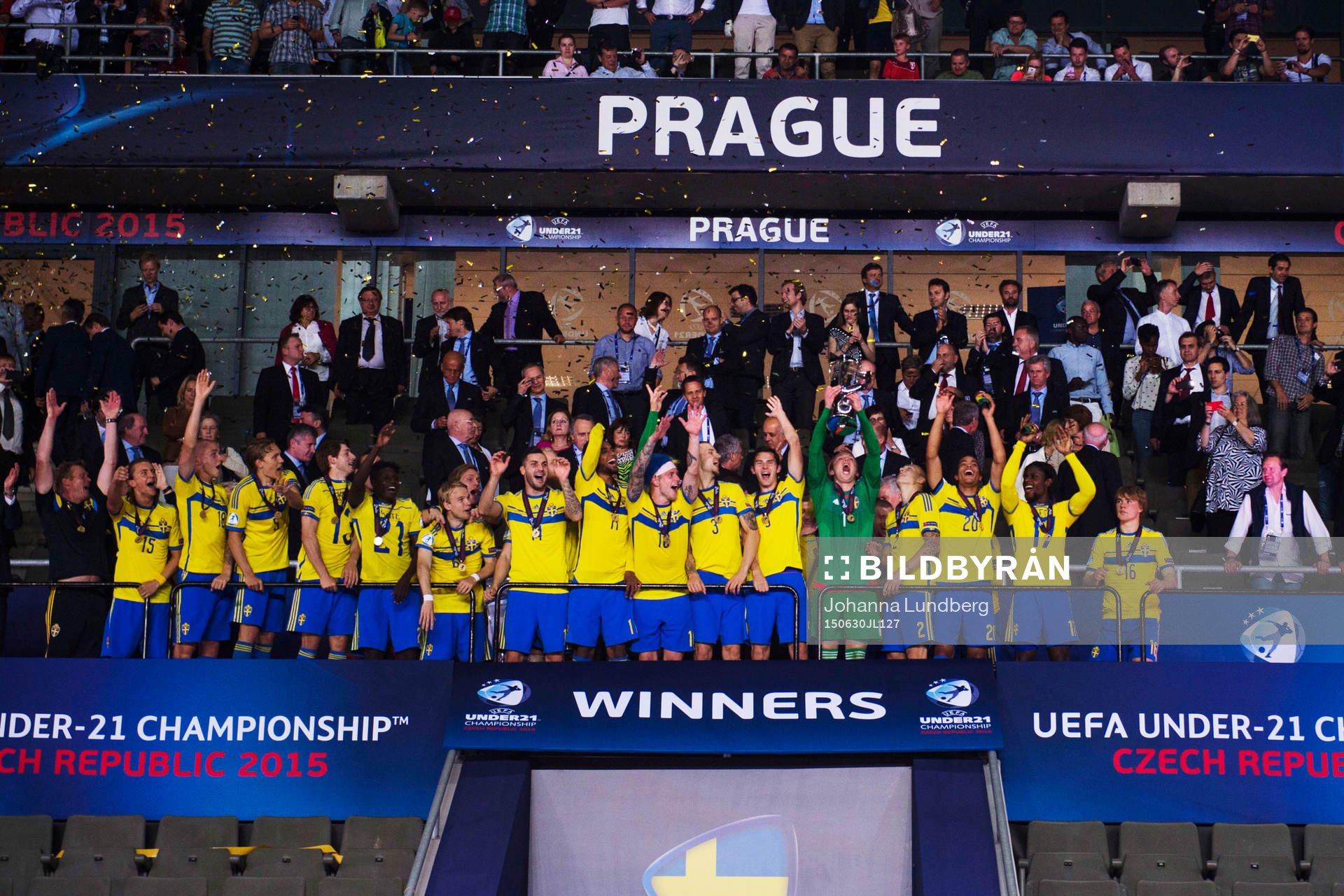 Sveriges Ludwig Augustinsson, Arber Zeneli, Joseph Baffo, målvakt Andreas Linde, målvakt Jakob Rinne, Oscar Lewicki, Mikael Ishak, Filip Helander, Isaac Kiese Thelin, Oscar Hiljemark, John Guidetti, Alexander Milosevic, Branimir Hrgota, Victor Nilsson Lindelöf, Robin Quaison, Joseph Baffo och Simon Tibbling jublar under fotbollsmatchen i U21-EM mellan Sverige och Portugal den 30 juni 2015 i Prag.