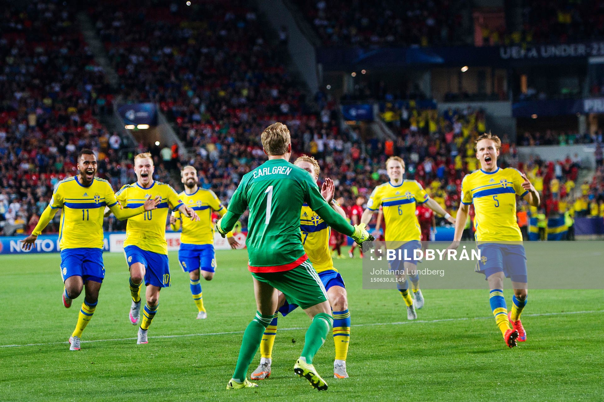 Sveriges Isaac Kiese Thelin, John Guidetti, Abdullah Khalili, Oscar Hiljemark, Oscar Lewicki och Ludwig Augustinsson jublar mot målvakt Patrik Carlgren under fotbollsmatchen i U21-EM mellan Sverige och Portugal den 30 juni 2015 i Prag.
