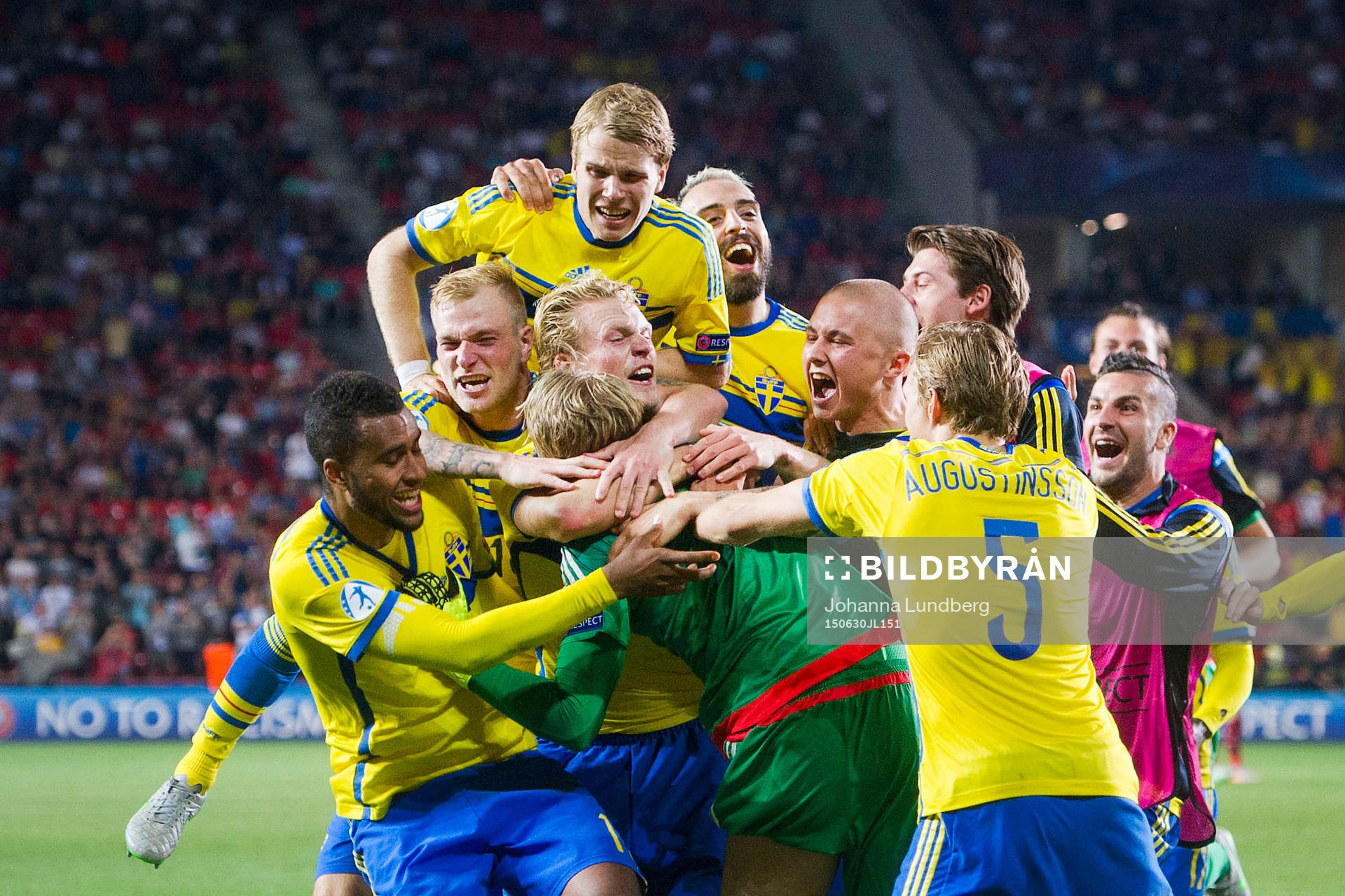Sveriges Isaac Kiese Thelin, John Guidetti, Oscar Hiljemark, Sebastian Holmén, Mikael Ishak, Sam Larsson och Ludwig Augustinsson kramar om målvakt Patrik Carlgren under fotbollsmatchen i U21-EM mellan Sverige och Portugal den 30 juni 2015 i Prag.