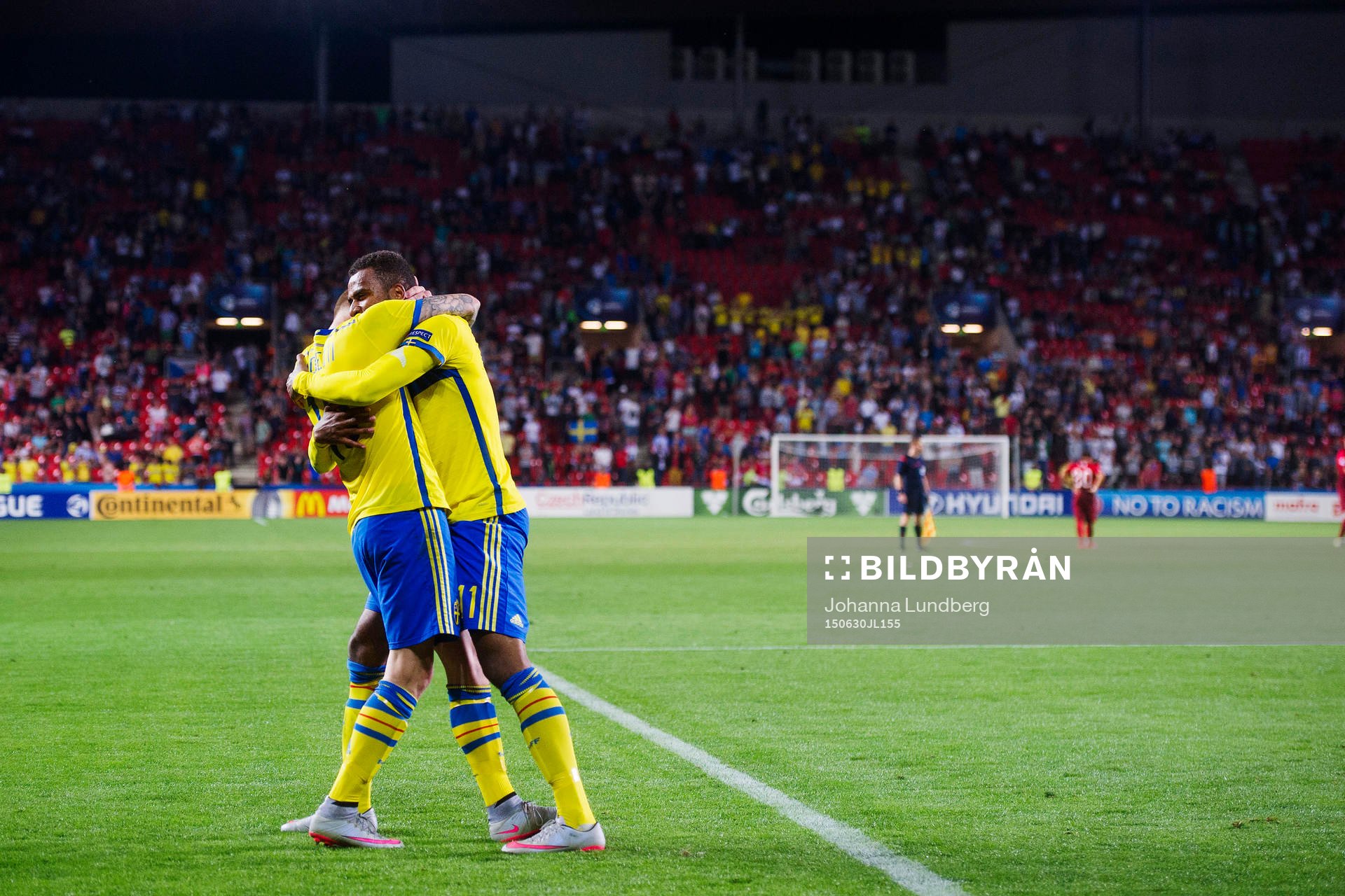 Sveriges John Guidetti och Isaac Kiese Thelin jobbar