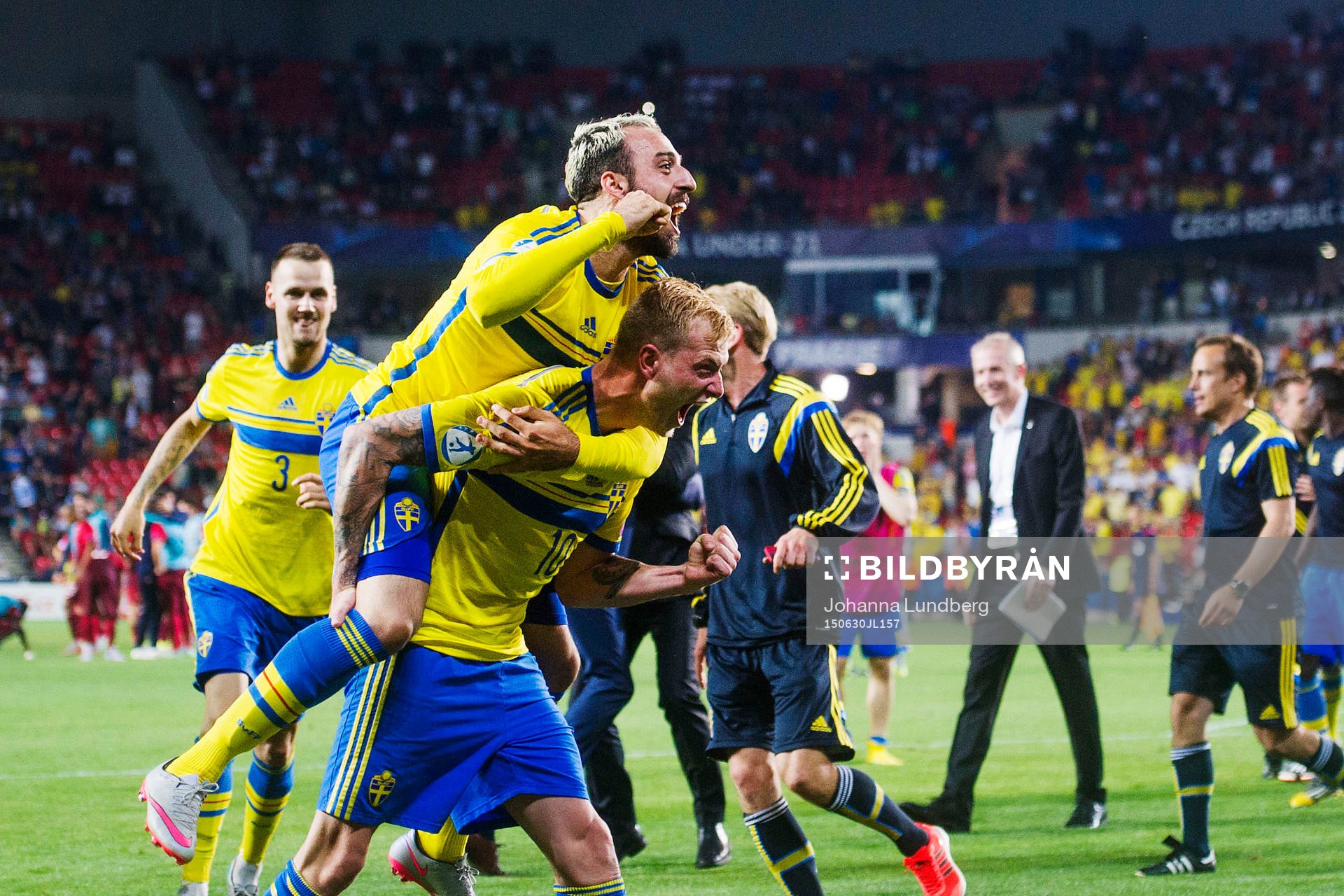 Sveriges Abdullah Khalili och John Guidetti jublar