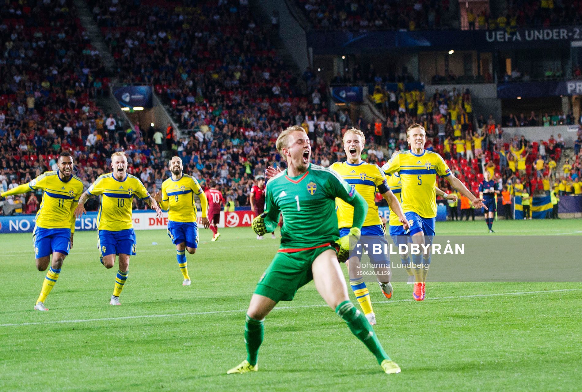 Sveriges spelare jublar med målvakt Patrik Carlgren