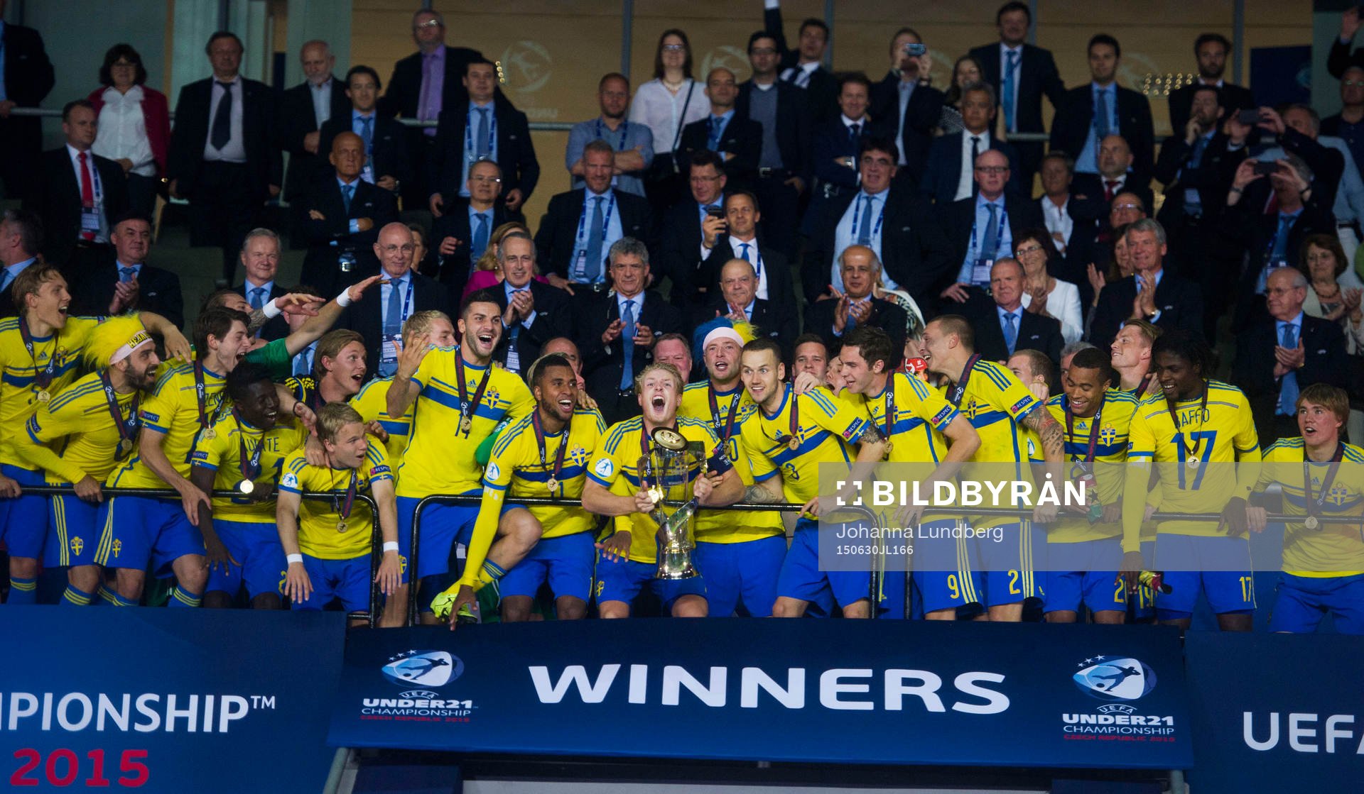 Sveriges Sebastian Holmén, Ludwig Augustinsson, Arber Zeneli, Abdullah Khalili, Pa Konate, målvakt Andreas Linde, Oscar Lewicki, Mikael Ishak, Isaac Kiese Thelin, Oscar Hiljemark, Alexander Milosevic, Branimir Hrgota, Victor Nilsson Lindelöf, Robin Quaison, Sam Larsson och Joseph Baffo jublar och lyfter pokalen under fotbollsmatchen i U21-EM mellan Sverige och Portugal den 30 juni 2015 i Prag.