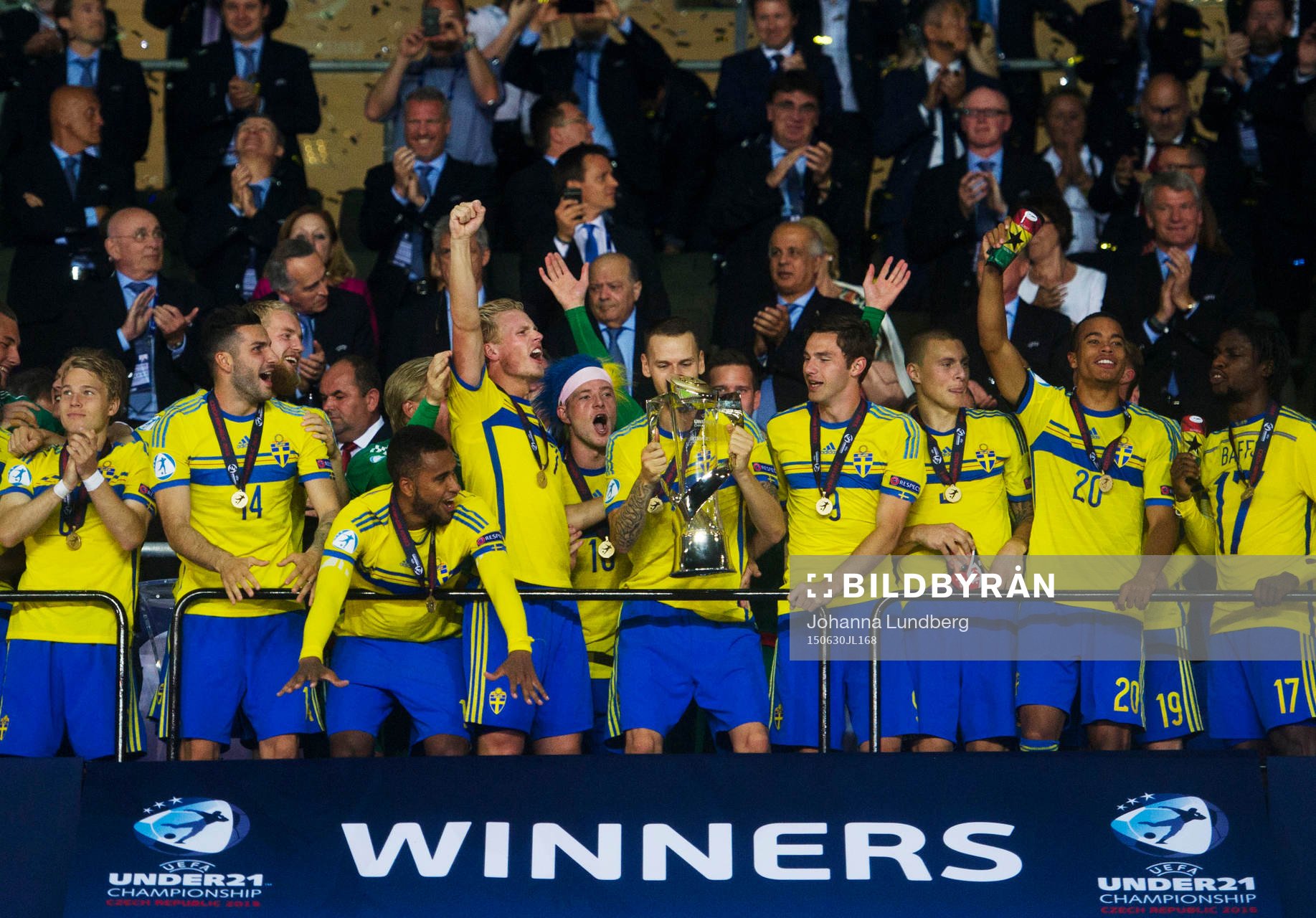Sveriges Sebastian Holmén, Ludwig Augustinsson, Arber Zeneli, Abdullah Khalili, Pa Konate, målvakt Andreas Linde, Oscar Lewicki, Mikael Ishak, Isaac Kiese Thelin, Oscar Hiljemark, Alexander Milosevic, Branimir Hrgota, Victor Nilsson Lindelöf, Robin Quaison, Sam Larsson och Joseph Baffo jublar och lyfter pokalen under fotbollsmatchen i U21-EM mellan Sverige och Portugal den 30 juni 2015 i Prag.