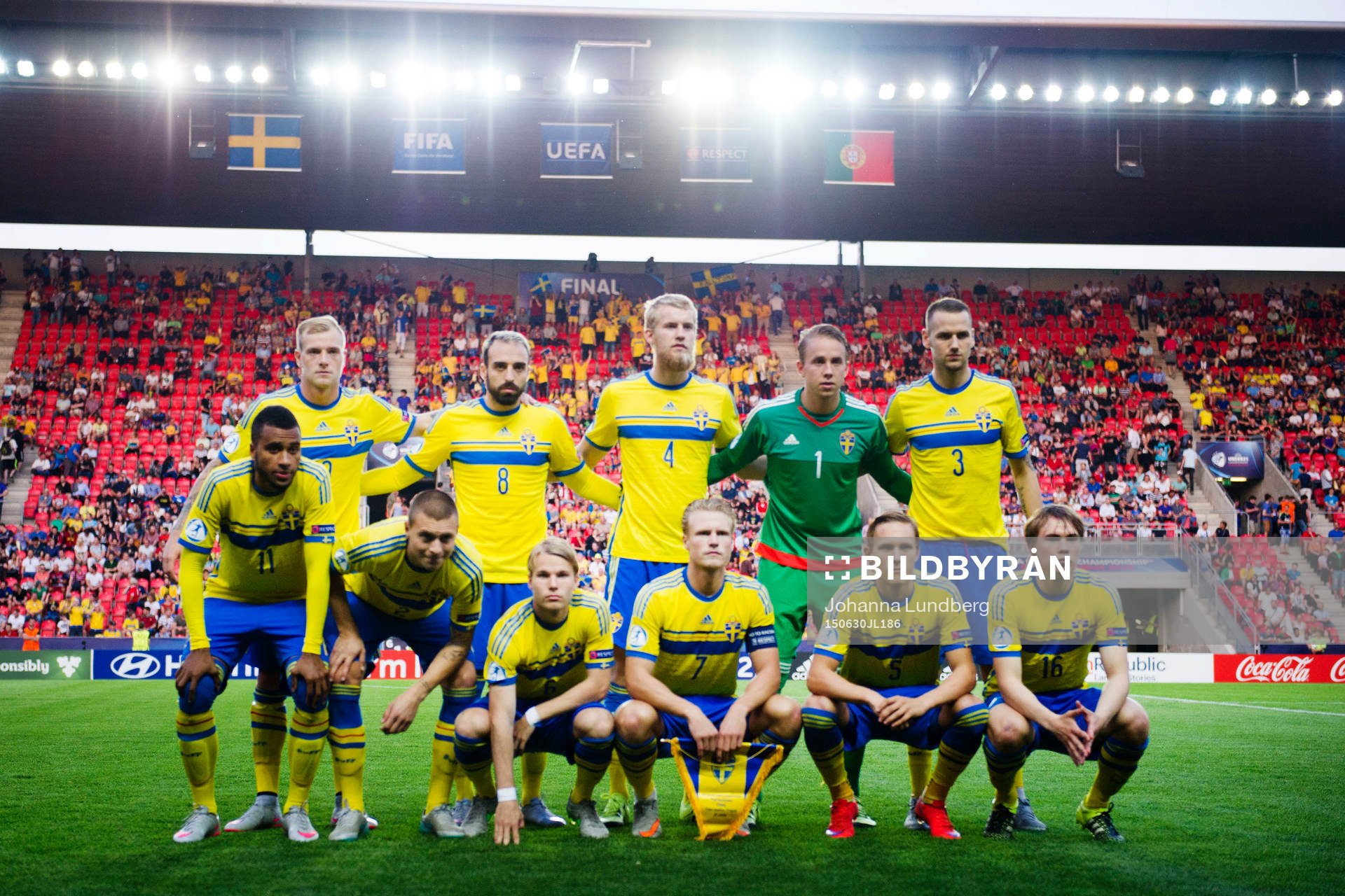 Sveriges spelare ställer upp för en lagbild övre raden
