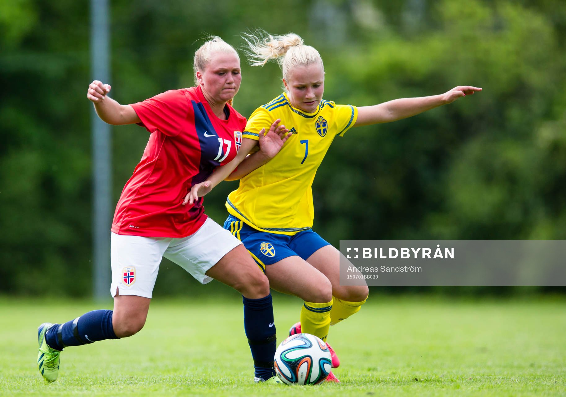 Sveriges Tove Almqvist i kamp om bollen med Norges Karoline