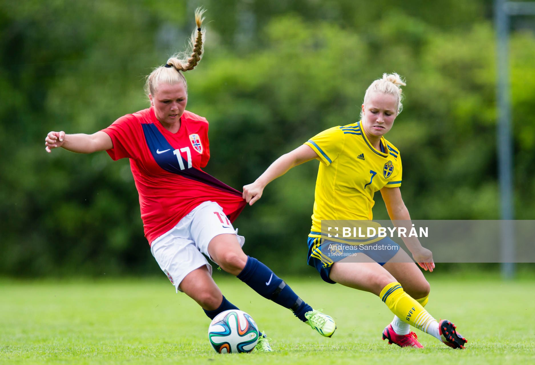Sveriges Tove Almqvist i kamp om bollen med Norges Karoline