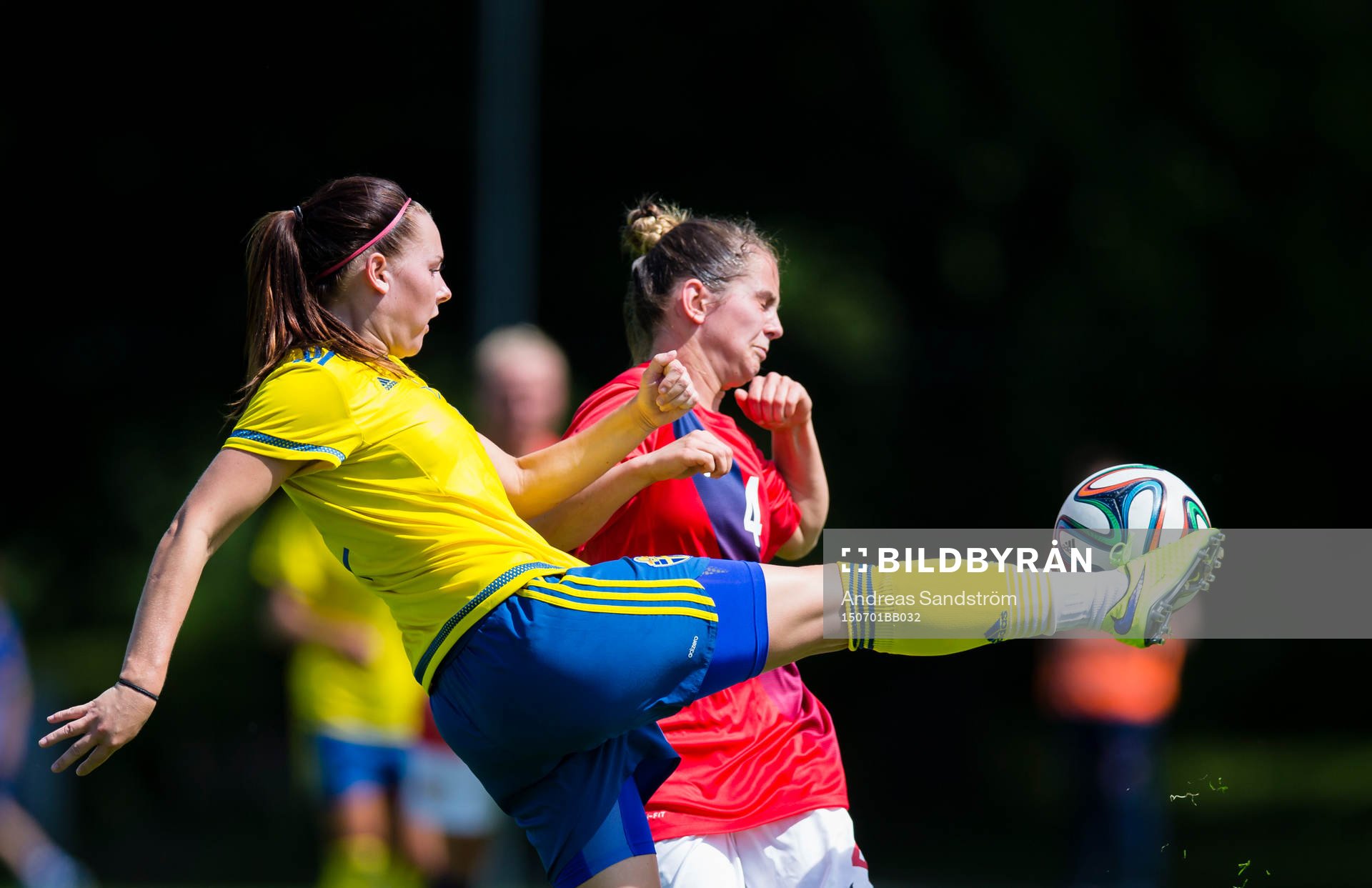 Sveriges Emma Jansson och Norges Tuva Hansen under F19 landskampen i fotboll mellan Sverige och Norge den 1 Juli 2015 i Stockholm. 