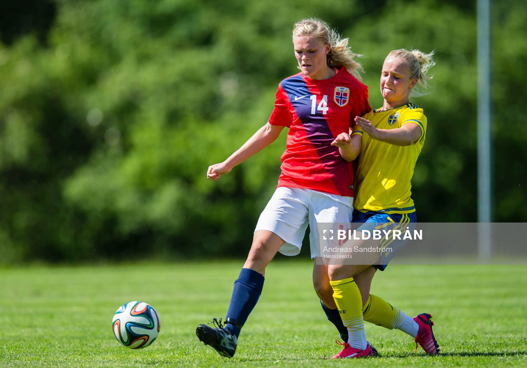 Sveriges Tove Almqvist i kamp om bollen med Norges Kristine