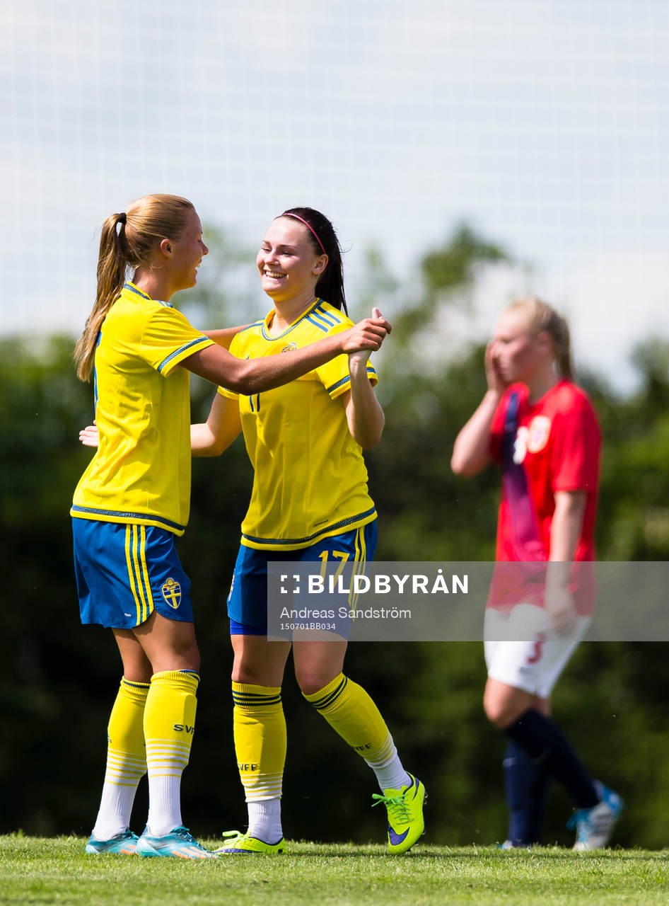 Sveriges Emma Jansson (m) gratuleras av Lotta Ökvist